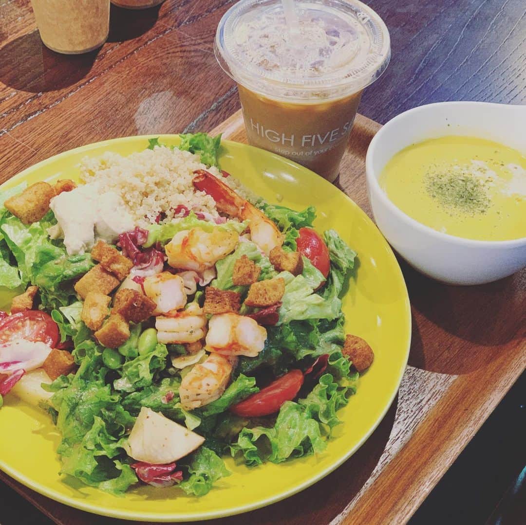 柴小聖さんのインスタグラム写真 - (柴小聖Instagram)「HIGH FIVE SALAD市ヶ谷さんへ。 早稲田店さんとはまた違って 1人でパッと入りやすい雰囲気🍵  今回はガーリックシュリンプのパワーサラダと この時期限定のスープサラダ🥗  スープサラダラスト1食で とーっても温まり美味しかったです☺️ 日替わりスープは パンプキンスープでした🎈  #shop #cafe #salad #vegitarian #soup #lunch #dinner #ootd #healthyfood #instagood #instagram #instalike #instafood #followｍe  #highfivesalad #casualwellness # サラダ #パワーサラダ #健康 #市ヶ谷 #pr #コラボベース」11月29日 18時01分 - konona.official