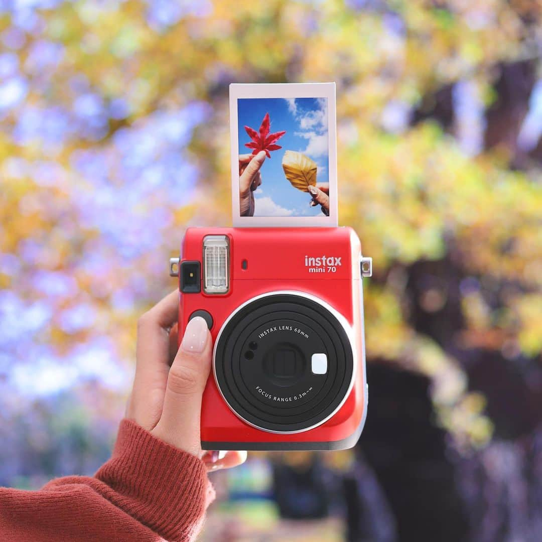 Fujifilm instaxさんのインスタグラム写真 - (Fujifilm instaxInstagram)「.﻿ 紅葉が美しいこの季節には、持ち運びやすいmini70を持って◎﻿ ﻿ mini70は鮮やかな発色でプリントできるから、そんな秋のお出かけにもぴったりです♪﻿ みなさんも秋のワンシーンを探しにいきませんか？﻿ ﻿ みなさんもチェキといっしょに見つけた秋の瞬間を #instaxlife でぜひ投稿してください。﻿ 素敵な写真は、本アカウントにてご紹介をさせて頂きます！﻿ ﻿ #instax #instaxcamera #instaxmini #mini70#cheki #チェキ #FUJIFILM #富士フイルム #紅葉 #あき #もみじ #チェキ散歩 #お出かけ日和 #チェキのある生活 #マイチェキ #メモリアルチェキ #instaxlife #フォトインフォト」11月29日 18時01分 - cheki_instax