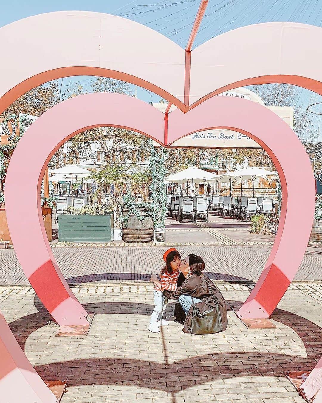 タビジョのインスタグラム：「こんばんは😊 お子さまと旅やお出かけを楽しんでいるお写真は 「#タビジョ」とあわせて 「#ママタビジョ」でお待ちしてます！ 本日はこちら💕 ＊＊＊＊＊＊ 📸@0712chika さん 🚩長崎県「ハウステンボス」 Love💋 ✴︎ 長崎旅行もまだまだpicがある~✈️🧳📷 ＊＊＊＊＊＊ 仲良しの親子の様子が伝わるお写真ですね🥰 ハートのモニュメントとぴったりです👩‍👧 ＊＊＊＊ #タビジョ #タビジョと繋がりたい」