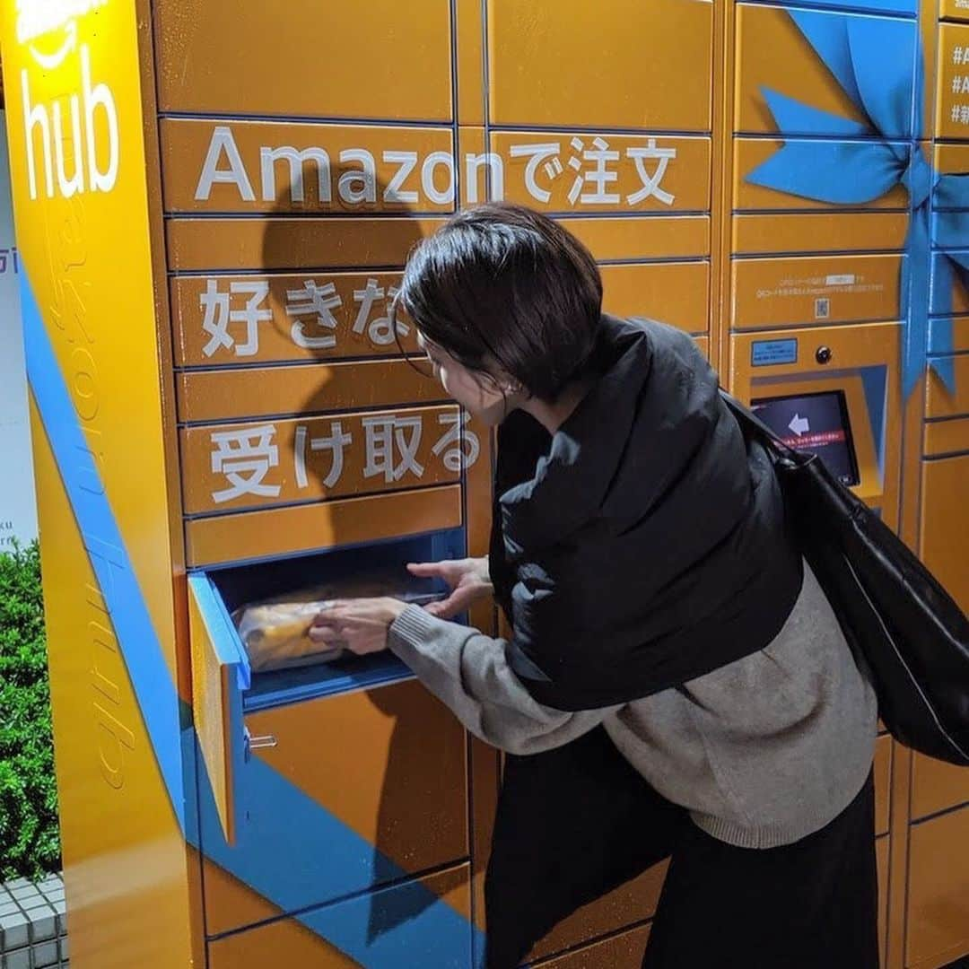 Rieさんのインスタグラム写真 - (RieInstagram)「Amazonパーカーが映えてる😂💕﻿ ﻿ amazonの商品を自分で選択した希望の場所で受け取れるサービス「Amazon Hub ロッカー」が9月から導入されたことはご存知です？﻿ ﻿ 都内の方に朗報ですー！﻿ 11/29～12/26まで新宿サザンテラス広場のイルミネーション「ビッグフラワーパーク」のすぐそばに、「Amazon Hub ロッカー」が期間限定で利用できるようになったので一足お先に体験させていただきました☺️﻿ これからのシーズンだと忙しいサンタさんの仕事帰りとか😂デート前にもありがたいやつですね🎅💕﻿ ﻿ 12月13日には時間限定で、お客様向けにギフトを配布予定だそうですー♡﻿ 是非行ってみてね😚﻿ ﻿ #AmazonHub#Amazonホリデー#新宿イルミ#PR#ad」11月29日 17時54分 - riemirin_k