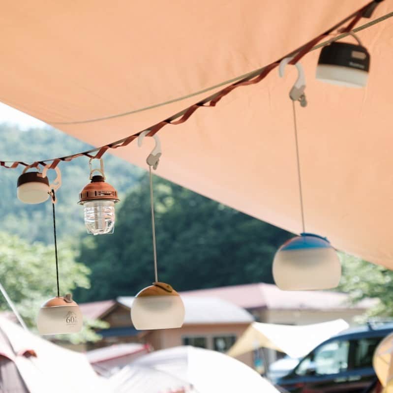キャンプ情報サイト［ランタン］さんのインスタグラム写真 - (キャンプ情報サイト［ランタン］Instagram)「CAMP SMILE STYLE ／ おいしい料理とお酒と焚き火が キャンプの楽しみ！ ＼ いろんなキャンパーのキャンプスタイルを現地取材と一般キャンパーからの投稿で数多く掲載してます。 . . 詳しくは @lantern.camp  webサイトをご覧ください . . #camp #camping #outdoor #travel #trip #lantern_smile #nature #キャンプ #キャンプ用品 #アウトドア #テント #自然 #旅行 #キャンプ初心者  #キャンプ好きな人と繋がりたい #ハイマート佐仲 #スノーピーク #コールマン #アイアングリルテーブル #グリルバーナー #雪峰苑 #ほおずき #トルテュpro #ハリケーンランタン」11月29日 17時56分 - lantern.camp