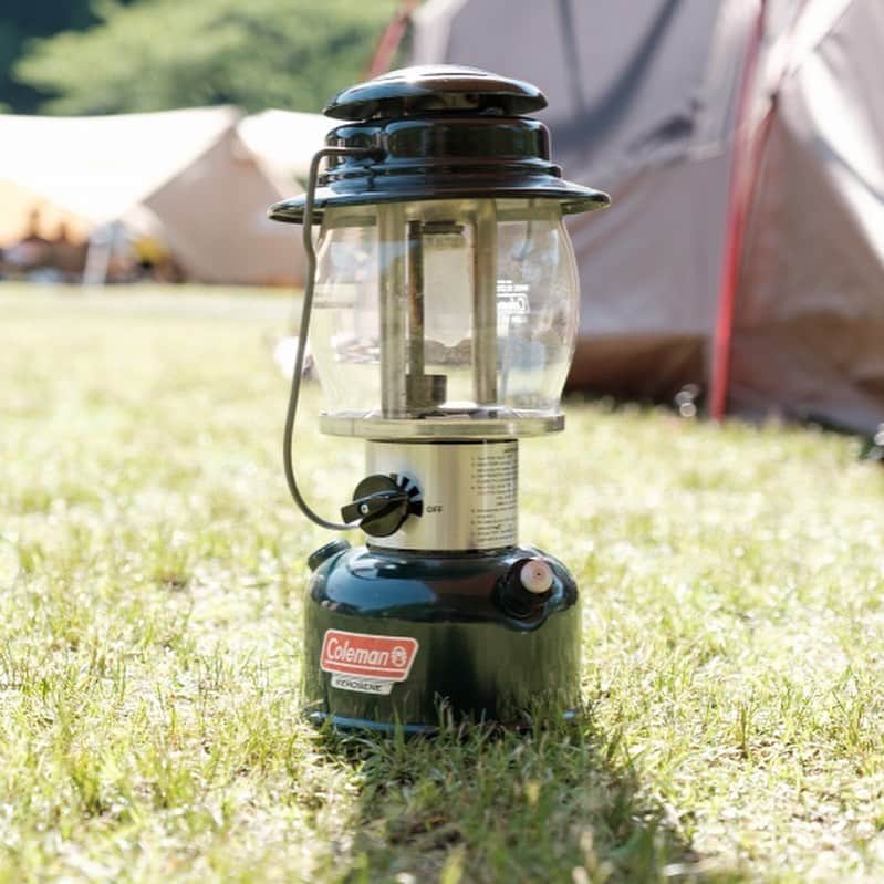 キャンプ情報サイト［ランタン］さんのインスタグラム写真 - (キャンプ情報サイト［ランタン］Instagram)「CAMP SMILE STYLE ／ おいしい料理とお酒と焚き火が キャンプの楽しみ！ ＼ いろんなキャンパーのキャンプスタイルを現地取材と一般キャンパーからの投稿で数多く掲載してます。 . . 詳しくは @lantern.camp  webサイトをご覧ください . . #camp #camping #outdoor #travel #trip #lantern_smile #nature #キャンプ #キャンプ用品 #アウトドア #テント #自然 #旅行 #キャンプ初心者  #キャンプ好きな人と繋がりたい #ハイマート佐仲 #スノーピーク #コールマン #アイアングリルテーブル #グリルバーナー #雪峰苑 #ほおずき #トルテュpro #ハリケーンランタン」11月29日 17時56分 - lantern.camp