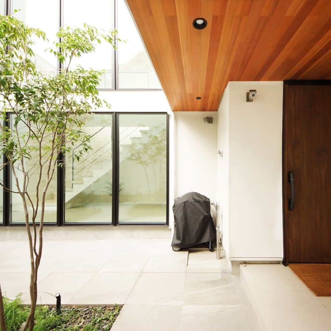 テラジマアーキテクツさんのインスタグラム写真 - (テラジマアーキテクツInstagram)「中庭とつながるエントランス。天井にはアクセントとして木材を使用し、中庭の緑も楽しめる豊かな空間に仕上がりました。  #terajimaarchitects #テラジマアーキテクツ #東京　#世田谷　#設計事務所　#注文住宅　#建築実例　#工務店　#デザイン住宅　#目黒区m邸 　#house　#home　#シンプルモダン #luxuaryhome　#新築　#マイホーム　#建築家　#家づくり　#一戸建て　#建築事務所　#中庭　#シンボルツリー　#エントランス　#玄関」11月29日 17時59分 - terajimaarchitects