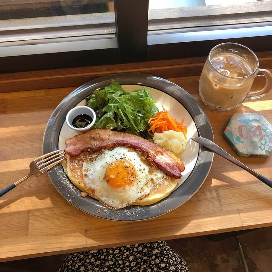 MERYさんのインスタグラム写真 - (MERYInstagram)「. 大阪・塚本にある 『The coffee time（ザ コーヒー タイム）@thecoffeetime_home 』。 パンケーキ、甘〜いドリンク、ドーナツ…どのメニューを選んでも大満足できるほど絶品なんです♡ 朝日を浴びながらモーニングセットを食べたり、友人とパンケーキを食べらがら語ったり。素敵な時間を過ごしてくださいね♡ . 【The coffee time】 住所 ：大阪府大阪市淀川区塚本2丁目14−7 藤和塚本コープ 1F 営業時間：8:00〜19:00 定休日　：木曜日 電話番号：06-6459-9351 . MERYでは他にも「かわいい」に近づくさまざまな情報を発信しています。 @mery.beauty コスメ・美容に特化した情報をお届け♡ @mery_spot 話題のカフェやお出かけスポットをご紹介！ こちらもぜひチェックしてみてください！ . . photo by @mxh_402  @shimupyo . #MERY #regram #instagram #cafe #thecoffeetime #osakacafe #먹스타그램 #카페스타그램 #카페 #냠냠 #ザコーヒータイム #大阪カフェ #大阪グルメ #パンケーキ #目玉焼き #塚本カフェ #朝活 #甘党 #大阪グルメ #ベーコン #モーニング #カフェラテ #おしゃれカフェ #カフェ活 #カフェ #カフェ巡り #カフェ好きな人と繋がりたい #お洒落さんと繋がりたい #MERY女子 #メリー」11月29日 18時00分 - mery.jp
