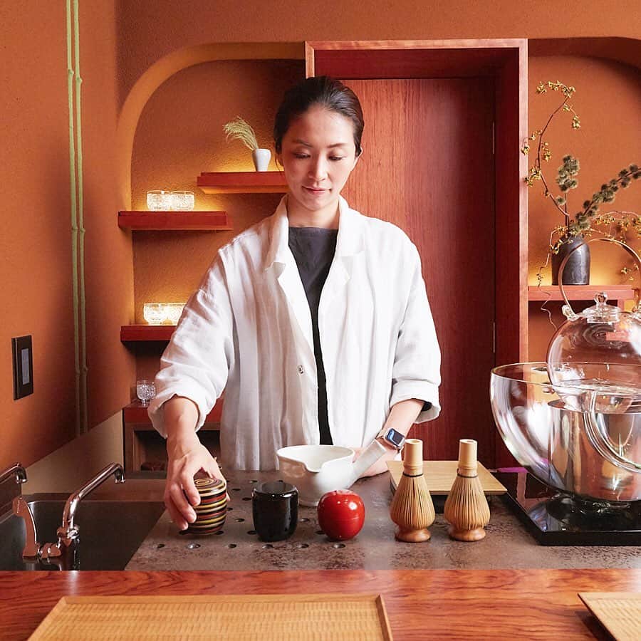 Hanako公式さんのインスタグラム写真 - (Hanako公式Instagram)「📍〈コレド室町〉で「こだわりの食&一杯」が楽しめるお店🍞☕️ここでしか味わえない、オリジナリティあふれるメニューと空間の注目店を厳選しました。﻿ ﻿ ✔︎〈IPPUKU & MATCHA〉﻿:日本橋三井タワー シングルオリジンの抹茶を茶室風カウンターで飲み比べ。抹茶2種類とお菓子など「シングルオリジン宇治抹茶の飲み比べとお菓子のコース」も🌿﻿ ﻿ ✔︎〈CRAFTROCK BREWPUB & LIVE〉﻿:コレド室町テラス タンク直結の自家製ビールと音楽ライブを同時に楽しむ！ゲストビールの含め、約15種類をラインナップ🍻﻿ ﻿ ✔︎〈Hakone Bakery Dining & Bar〉﻿:コレド室町テラス ホテルクオリティのパンとタパスでパン飲みを満喫。「箱根黒シチューセット」やコレド室町テラス限定のパンも必食🥐﻿ ﻿ 【Hanako_ベストグルメ特集発売!!】﻿ #Hanako #Hanako_magazine #おすすめ店 #コレド室町テラス #グルメ部 #食べ歩き #東京グルメ #東京ランチ #忘年会 #新年会 #カフェ巡り #スイーツ部 #台湾グルメ #喫茶店 #カレー好き #肉グルメ #instafood #foodstagram #パフェ #アイス部 #餃子 #クラフトビール #ベーカリー #パン好き #日本橋カフェ #日本橋ランチ #photoby_HiromiKurokawa #photoby_natsumikakuto」11月29日 18時11分 - hanako_magazine