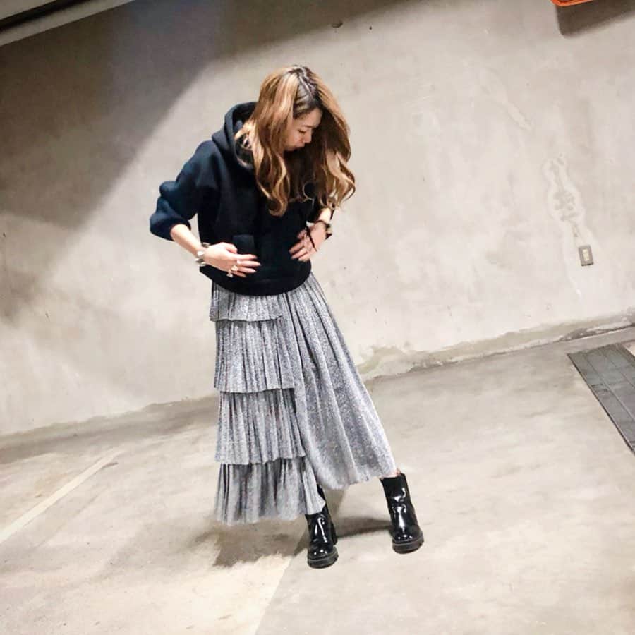 MAGASEEK(マガシーク) さんのインスタグラム写真 - (MAGASEEK(マガシーク) Instagram)「☆﻿ 【マガスタッフのYOSOOI】﻿ ﻿ UXデザインのRiriko(160cm/26歳)です。﻿ ﻿ ラメのスカートは先日ショッピングツアーに行った韓国で買ったもの。ティアードプリーツとギャザーのアシンメトリーデザインで、気分に合わせて前後で変えたり左右で変えたりと表情を楽しめるのがお気に入りです。﻿ ﻿ #ootd﻿ トップス：FRAY I.D﻿ スカート：ブランド不明（韓国で購入）﻿ ブーツ：GUCCI﻿ バングル：Bijou RI × Ameri VINTAGE﻿ 時計：GUCCI﻿ ﻿ 〜〜〜〜〜〜﻿ センスをシェアしてポイントをもらおう！﻿ ﻿ 「今冬のメインアウター」をテーマに﻿ @magaseek #magasta1912﻿ をキャプション記載して投稿してください。MAGASEEKで購入したアイテムがなくてもOK！﻿ ﻿ ●グランプリ 1名 10万ポイント﻿ ●マガシーク賞 WOMEN/MEN/KIDS 各1名 1万ポイント﻿ ●グッドセンス賞 最大10名 1,000ポイント﻿ ﻿ 詳しくはプロフィールのURLから。﻿」11月29日 18時10分 - magaseek