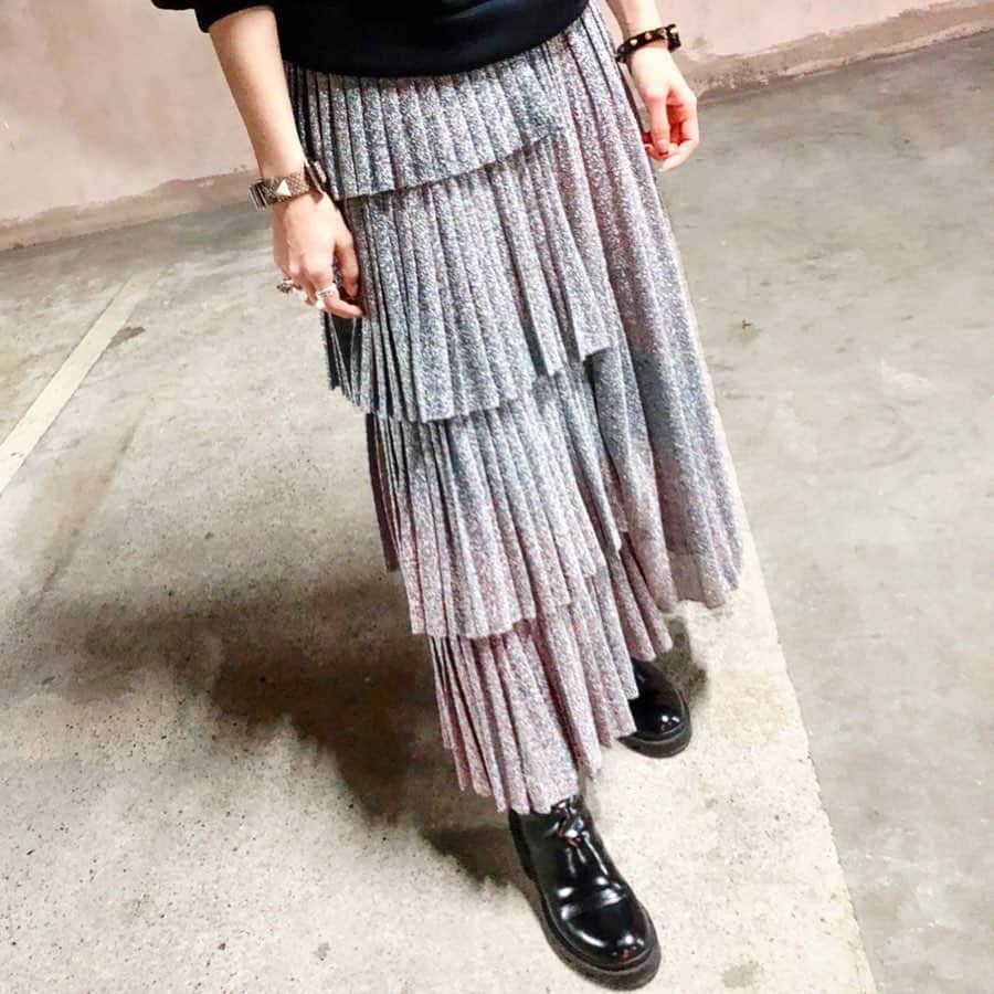 MAGASEEK(マガシーク) さんのインスタグラム写真 - (MAGASEEK(マガシーク) Instagram)「☆﻿ 【マガスタッフのYOSOOI】﻿ ﻿ UXデザインのRiriko(160cm/26歳)です。﻿ ﻿ ラメのスカートは先日ショッピングツアーに行った韓国で買ったもの。ティアードプリーツとギャザーのアシンメトリーデザインで、気分に合わせて前後で変えたり左右で変えたりと表情を楽しめるのがお気に入りです。﻿ ﻿ #ootd﻿ トップス：FRAY I.D﻿ スカート：ブランド不明（韓国で購入）﻿ ブーツ：GUCCI﻿ バングル：Bijou RI × Ameri VINTAGE﻿ 時計：GUCCI﻿ ﻿ 〜〜〜〜〜〜﻿ センスをシェアしてポイントをもらおう！﻿ ﻿ 「今冬のメインアウター」をテーマに﻿ @magaseek #magasta1912﻿ をキャプション記載して投稿してください。MAGASEEKで購入したアイテムがなくてもOK！﻿ ﻿ ●グランプリ 1名 10万ポイント﻿ ●マガシーク賞 WOMEN/MEN/KIDS 各1名 1万ポイント﻿ ●グッドセンス賞 最大10名 1,000ポイント﻿ ﻿ 詳しくはプロフィールのURLから。﻿」11月29日 18時10分 - magaseek