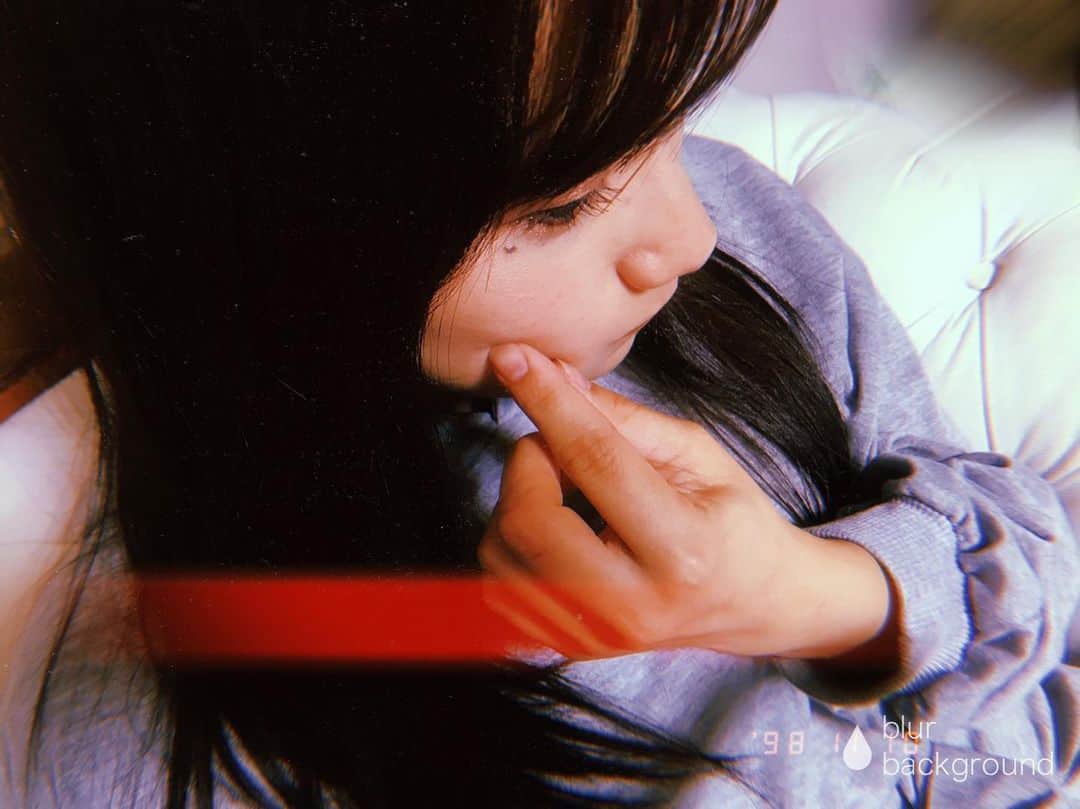 秋山ゆずきのインスタグラム：「. . 寒すぎる。と言いながら キャミソールと 短パンででコタツに入る私。 これは、よくできる右のほっぺのニキビ。 今は治りました。  子猫とウサギが そこら辺で寝てるので やらなきゃいけないこと そっちのけで  つられて眠くなる🐑💤💭」
