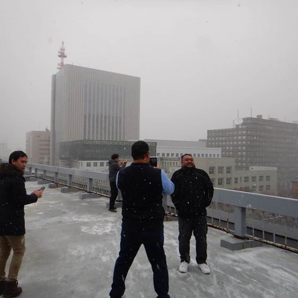 HBC北海道放送アナウンス部さんのインスタグラム写真 - (HBC北海道放送アナウンス部Instagram)「HBCの近藤肇です。  今年も海外から天気予報の専門家の皆さんが、HBCウェザーセンターを視察しに来てくださいました。  雪は初めてらしく、たまたま、いえ、予報通りに降り始めた雪に大興奮。  屋上にお連れすると、氷点下5度の寒さの中、大はしゃぎで写真を撮っていました。  人生初の瞬間を見守る幸せを感じました。」11月29日 18時04分 - hbc_announcer