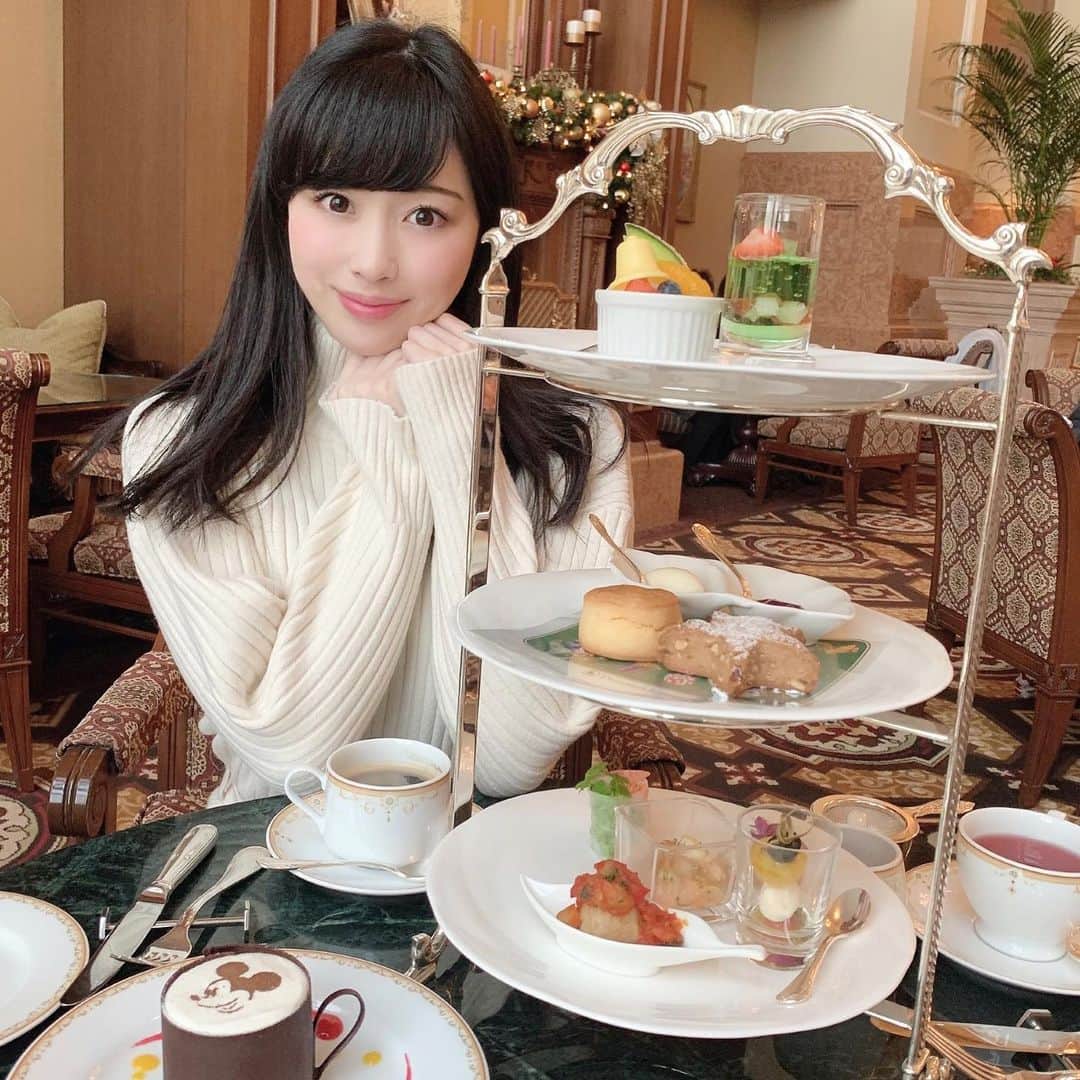 sakiのインスタグラム：「. 11月26日🎂🎉💕 今年もまた一つ歳をとりました😨 改めていつもそばにいてくれる みんなに感謝です🙇‍♀️💕 . . ディズニーランドホテルの アフタヌーン可愛かったです😚🎉 . . #いい風呂の日 #誕生日　#アフタヌーンティ#disneyland #ディズニーランドホテル　#disneychristmas #afternoontea」