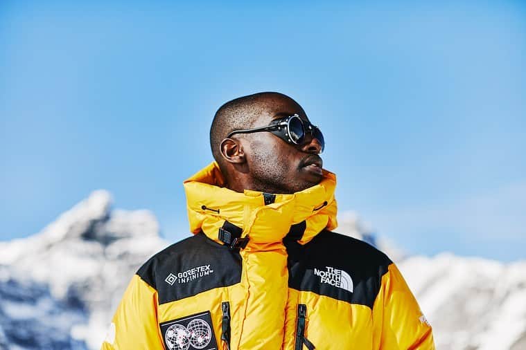 のインスタグラム：「世界七大陸における冒険とその歴史を探究するSeven Summits collectionが発売。  販売方法はプロフィール内リンクよりご確認ください。  THE NORTH FACEアスリートのスキーマウンテニア・Kit DesLauriersは、2006年に当時史上初の Seven Summitsスキー滑降に成功する。エベレスト、キリマンジェロ、エルブルス、カルステンツピラミッド、アコンカグア、デナリ、そしてヴィンソン。寒く、強風が吹き、様々な要素が予測不能な Seven Summitsは七大陸それぞれの最高峰であり、その探求は近年の山岳業界の中でも素晴らしい挑戦の一つである。登頂することは勿論、辿り着くことすら難しいその山々は、人々を惹きつけてやまない。 長年の山中での冒険と、その歴史から生まれたスタイルが落とし込まれる Seven Summits collection。アスリート達の冒険は、探求心を持つすべての人にインスピレーションを与えてくれる。  Inspired by the exploration of the highest peaks on every continent, with a nod to The North Face athlete Kit DesLauriers’—who in 2006 became the first person to ski from the peak of all Seven Summits—our 7 Summits Collection brings modern fits and function for the city with a high-alpine aesthetic.  #tnfjp #neverstopexploring #thenorthface」