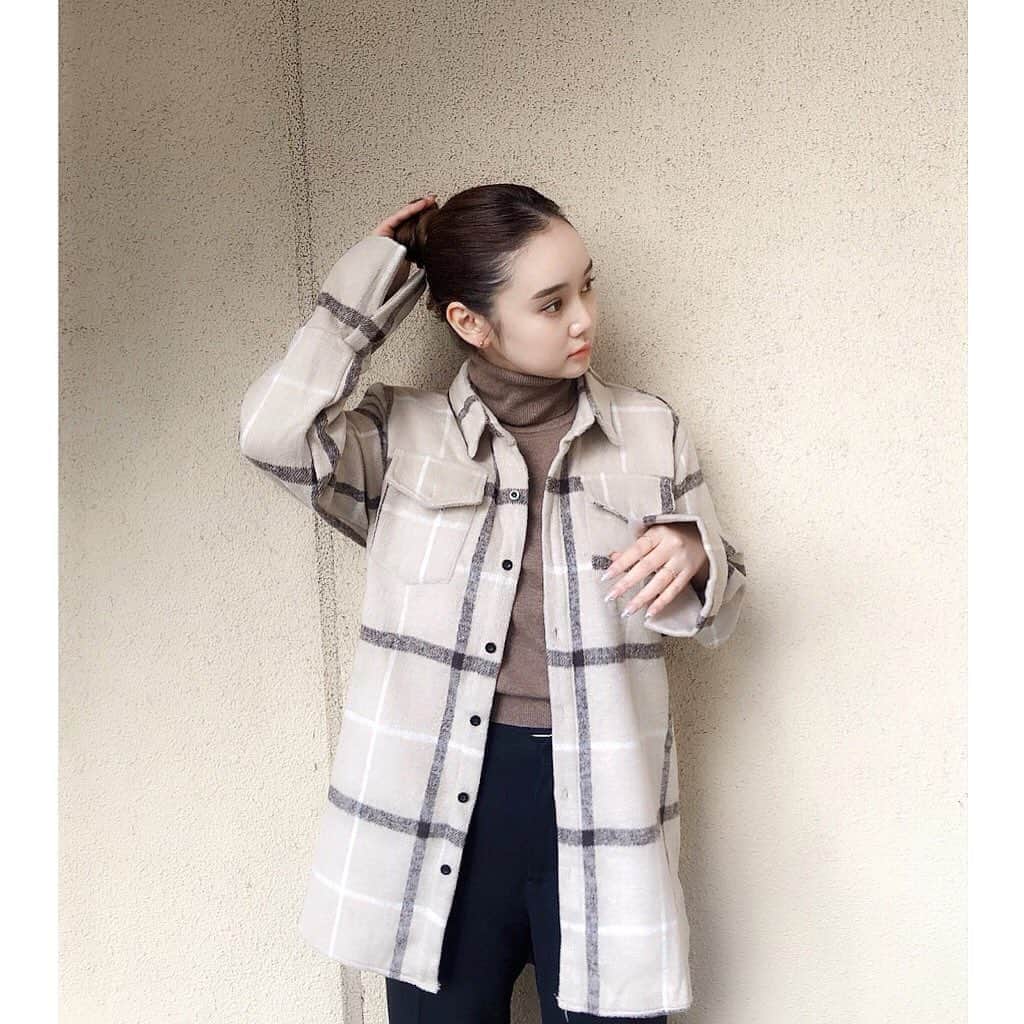 西本早希のインスタグラム：「・ 私は どうやら シャツジャケット的なものが 好きらしい 🥰 @fifth_store ・ #fifth #fifthtl#フィフス #秋アウター #チェックオーバーサイズシャツジャケット #カジュアル #アウター #平均身長コーデ」