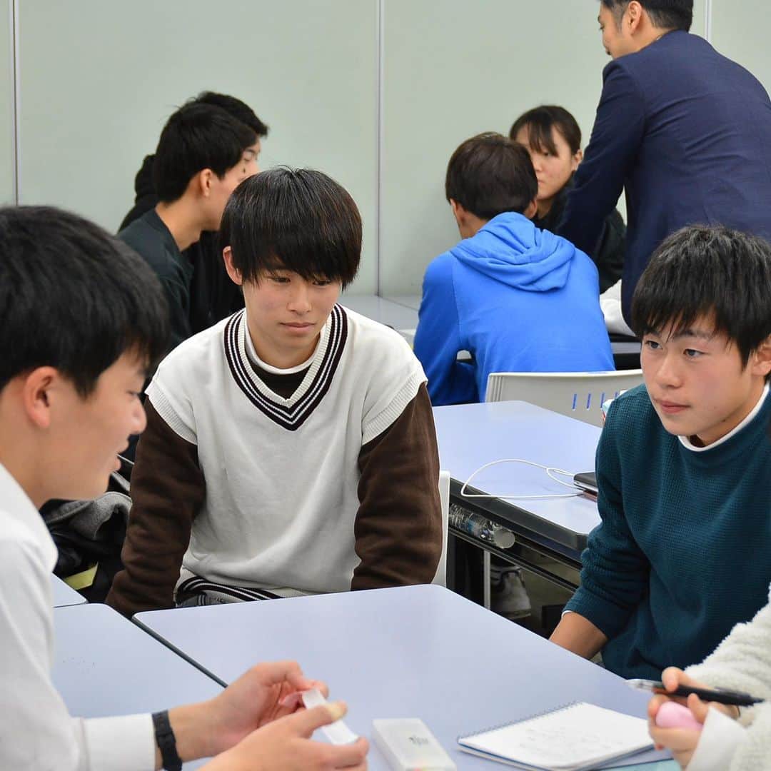 東京スポーツ・レクリエーション専門学校さんのインスタグラム写真 - (東京スポーツ・レクリエーション専門学校Instagram)「【#スポーツビジネス 科】  本日の『チームプロモーション』では #NPB の広報で働く鈴木さん(卒業生)にお越しいただきました⚾️ #プレミア12  にも帯同されており、リアルな現場のお話を聴くことが出来ました！  講義の後は、リーグが抱える課題に対してグループワークを行います🤔」11月29日 18時08分 - jikeitsr
