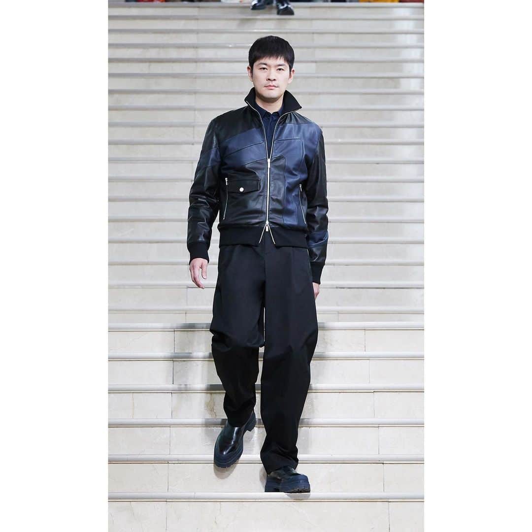 チャン・ギハのインスタグラム：「11자로 걸은 줄 알았는데 착각이었네~ @hermes」