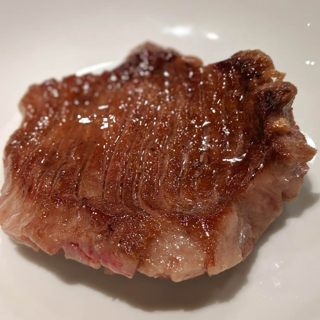 大見さなえさんのインスタグラム写真 - (大見さなえInstagram)「いい肉の日💓塊肉と厚切り😋🍖﻿ 表参道『D-29』﻿ ﻿ 極〜KIWAMI〜プレミアムコース！﻿ 近江牛と松阪牛の塊肉も！！﻿ 三田店にはない店員さんが焼いてくださるスタイル✨﻿ ﻿ レバーはレア焼きでとろとろした食感(*´꒳`*)💓﻿ ﻿ アイスは大量に入ってるボックスから選べる😍﻿ 夢のような光景🙈🍨💓﻿ ﻿ #d29 #d29表参道 #塊肉 #お肉 #meat﻿ #beef #肉 #めぐログ_表参道 #表参道グルメ﻿ #肉テロ #肉活 #pixelで撮影」11月29日 18時09分 - tabe_megumi