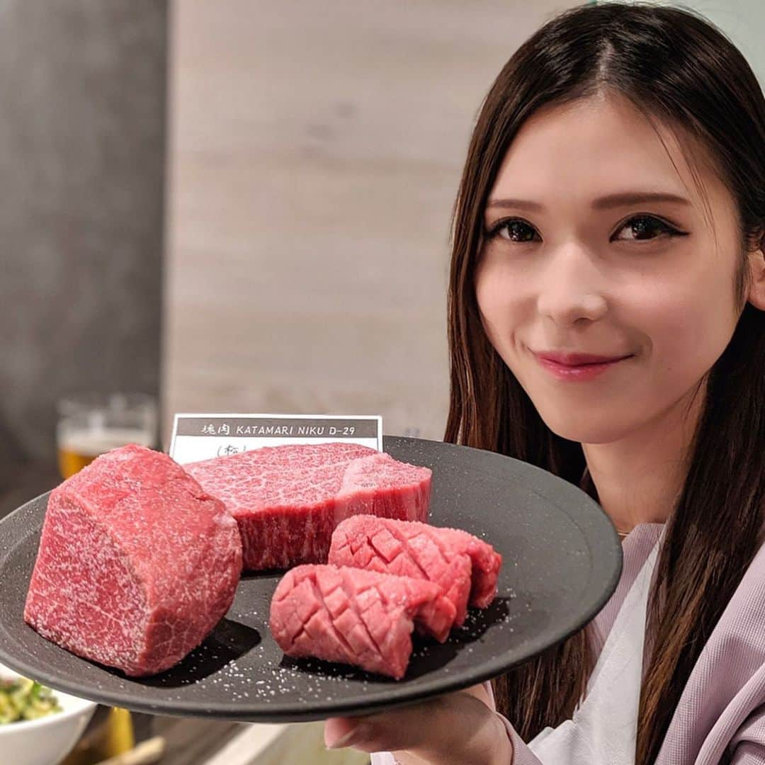 大見さなえさんのインスタグラム写真 - (大見さなえInstagram)「いい肉の日💓塊肉と厚切り😋🍖﻿ 表参道『D-29』﻿ ﻿ 極〜KIWAMI〜プレミアムコース！﻿ 近江牛と松阪牛の塊肉も！！﻿ 三田店にはない店員さんが焼いてくださるスタイル✨﻿ ﻿ レバーはレア焼きでとろとろした食感(*´꒳`*)💓﻿ ﻿ アイスは大量に入ってるボックスから選べる😍﻿ 夢のような光景🙈🍨💓﻿ ﻿ #d29 #d29表参道 #塊肉 #お肉 #meat﻿ #beef #肉 #めぐログ_表参道 #表参道グルメ﻿ #肉テロ #肉活 #pixelで撮影」11月29日 18時09分 - tabe_megumi