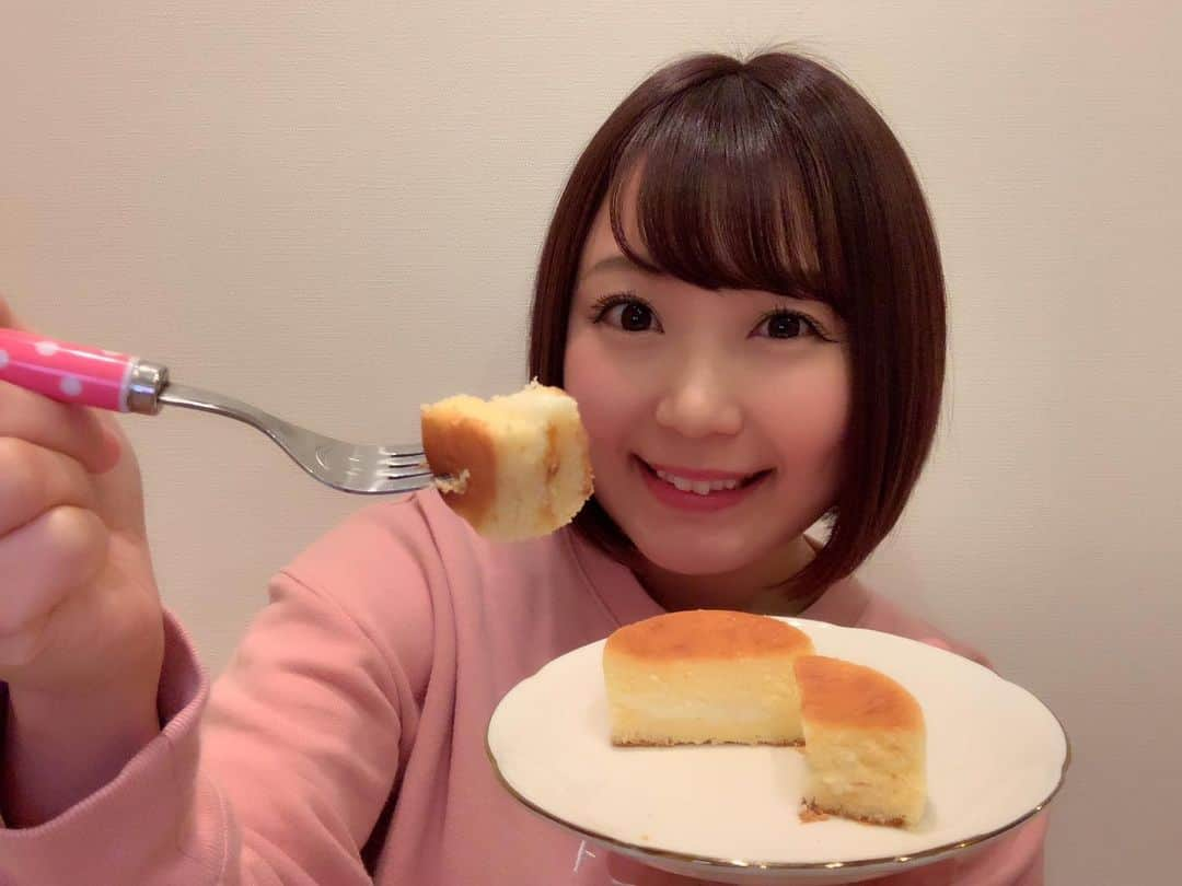 嶋梨夏さんのインスタグラム写真 - (嶋梨夏Instagram)「いい肉の日だからお肉も食べたしチーズケーキも食べました💓あっためて食べたらとろとろが増して最高でした😍✨✨そして今日でChubbiness結成から6周年💐芸能活動7年目です💫💫いつも応援ありがとうございます🙏🏻💓まだまだここから💪🏻✨✨✨ #11月29日 #Chubbiness #6周年 #7年目突入 #とろチー #TOROCHEE #ローソン #LAWSON #UchiCafe #ローソンスイーツ #コンビニスイーツ #チーズケーキ #cheesecake #sweets #スイーツ女子 #アラサー女子 #甘党 #丸顔 #ショートボブ #photooftheday #JAPAN #japanesesweets #japanesegirl #avex #avexmanagement #instagood #followme #極度の甘党 #ricashima #嶋梨夏」11月29日 23時39分 - shimarica_jp