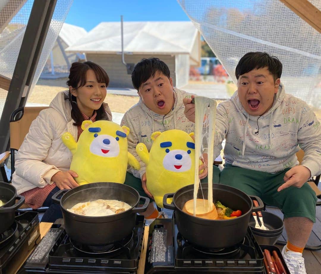 たくやのインスタグラム：「今日の写真！！ 金ピカ中継で冬のコタツバーベキュー🍖 薪ストーブバーベキューも出来るし、鍋料理も充実🥘  久々に入ったけど、コタツって最強だね。 コタツでテレビ見ながらスマホゲームしながらアイス食べながら生きていきたい。 #東海テレビ  #スイッチ  #柴田美奈  アナウンサー #ザたっち  #イッチー」