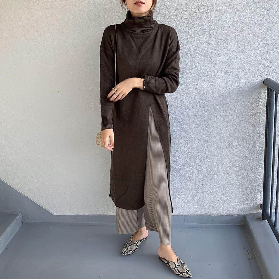 ur'sさんのインスタグラム写真 - (ur'sInstagram)「. . 【 style share 】 タートルネックスリットワンピ－ス 品番:BUXU0669 ¥3,990+tax . @8miiiko9 様、素敵なコーディネートありがとうございます！ ワイドパンツやスカートと合わせて旬のコーディネートをお楽しみいただけます✨ 落ち着いたカラーバリエーションで取り揃えました🍂 . STYLE SHARE 募集中！ ハッシュタグは『#urs_styling』 素敵な着こなしは、紹介させて頂くことがあります。 . #urs_official #ユアーズ #レディース #fashion #コーディネート #ニットワンピース #ワンピース #スリットワンピース . . #Repost @8miiiko9 ・・・ * #code ☺︎ * * #タートルネックスリットワンピース  @urs_official * * * 体のラインを拾い過ぎない程良いワイド感が嬉しいタートルネックワンピース👌 フロントにはざっくりと大胆にスリットがpoint🧡 スキニー、スカート合わせ方でコーデが楽しめそう🤤♡ * * * #urs_styling #urs_official #ユアーズ #fashion #シンプルコーデ #プチプラコーデ #大人カジュアル #ワンピース #スリットtワンピース #ブラウンコーデ #秋コーデ #ワントーンコーデ」11月29日 18時19分 - urs_official