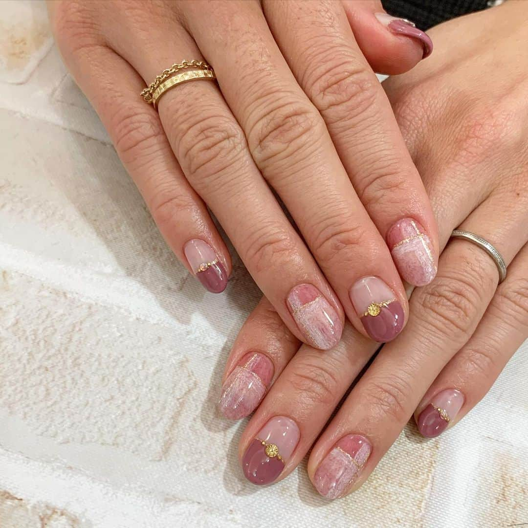 中橋舞さんのインスタグラム写真 - (中橋舞Instagram)「.﻿ 今月のnail❤️﻿ #ブランケットネイル  神戸に帰って楽しみな時間💅﻿ 通ってるのは﻿ 神戸元町にある #berriesnail﻿ 爪に優しいベリーズのネイルは 爪が弱らないからずっとネイルを楽しめる✨ ﻿ いつも可愛いキャンペーンネイルを﻿ インスタでcheckして✔️﻿ お店に行くのが楽しみ❤️﻿ @berries_nail ﻿ ﻿ 私の好みをわかってくれてるから﻿ 何番目のだと思う？って﻿ 聞くと当たるのも嬉しいね🌟﻿ ﻿ #爪を見るたびに気分があがる﻿ #秋ネイル #ネイル #nail﻿ #私の友達はネイリスト﻿」11月29日 18時20分 - mai_nakahashi