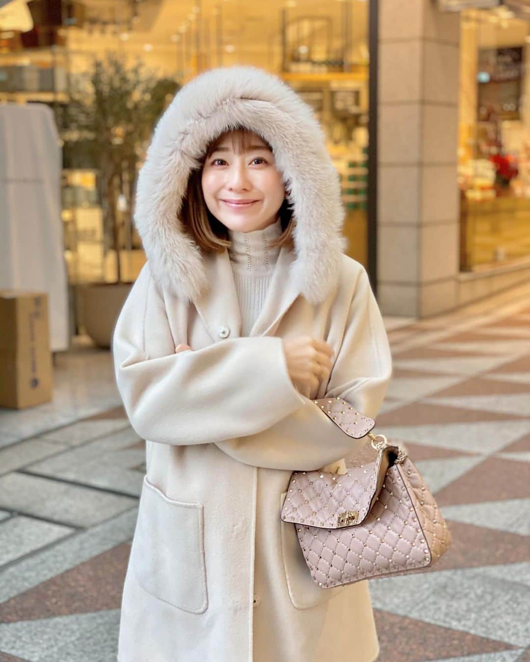 水野佐彩さんのインスタグラム写真 - (水野佐彩Instagram)「・ ☃️☃️☃️ #coordinate  tops#valmuer @valmuer_official  one-piece,outer#chesty @chesty_official  shoes#rogervivier @rogervivier  bag#valentino @maisonvalentino  #sサイズコーデ  #153cmコーデ #おちびコーデ #おちびの輪 #妊婦コーデ #マタニティコーデ #妊娠8ヶ月」11月29日 18時14分 - saaya_mizuno