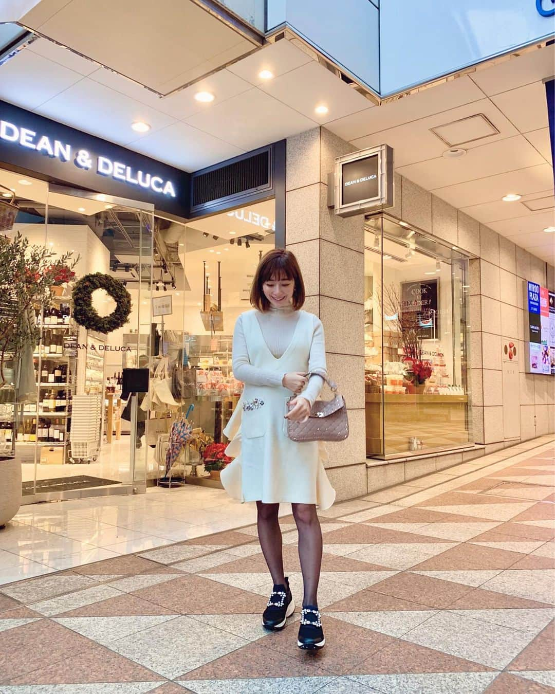 水野佐彩さんのインスタグラム写真 - (水野佐彩Instagram)「・ ☃️☃️☃️ #coordinate  tops#valmuer @valmuer_official  one-piece,outer#chesty @chesty_official  shoes#rogervivier @rogervivier  bag#valentino @maisonvalentino  #sサイズコーデ  #153cmコーデ #おちびコーデ #おちびの輪 #妊婦コーデ #マタニティコーデ #妊娠8ヶ月」11月29日 18時14分 - saaya_mizuno