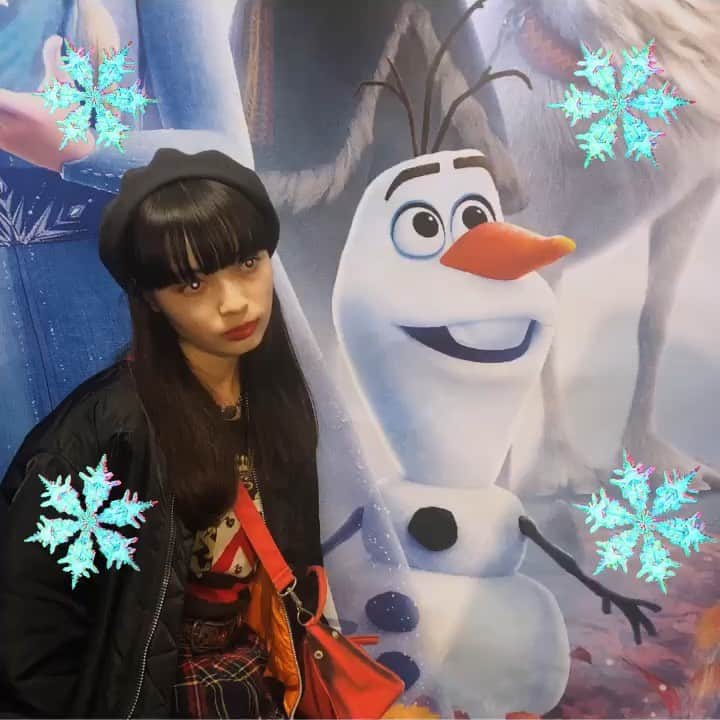 のインスタグラム：「💎🎀🥶☃️🥶🎀💎 ・ 「アナと雪の女王 2」 を観てきました。 最強かっこいい姉妹👭💎 前作を初めて観たのが小学生の頃だと思うと時の流れの速さ感じました😭 それから少し大人になって観てみると、 当時とはまた違った視点で観れて面白かったです！ コラボ商品も続々出てて気になるよね🤤 個人的にはオラフがいい味出してた😉 クリスマスシーズンに絶対観に行くべきです #ディズニー #アナと雪の女王2」