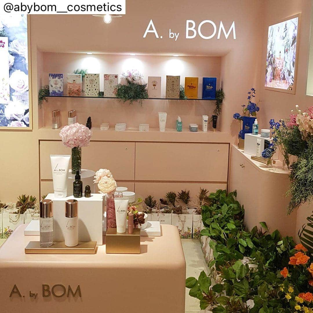 My Little Pouchさんのインスタグラム写真 - (My Little PouchInstagram)「#repost  #abybom_Global 전세계 핫한 제품들은 다 모여있는 #다이마루 백화점에 에이바이봄 코스메틱이 입점했습니다👏🏻👏🏻👏🏻 - 에이바이봄 코스메틱의 베스트 셀러부터 신제품까지 한 번에 체험할 수 있습니다.🤘🏻 - 이 지점 외에도 영국, 프랑스, 이탈리아, 독일, 스페인, 스위스, 두바이 를 비롯한 수많은 국가에서 에이바이봄 코스메틱을 만나실 수 있습니다. - 에이바이봄 코스메틱을 더 자세히 알고 싶다면 www.abybomcos.com 을 클릭하세요! - 世界中のHOTなアイテムが集結している #大丸 百貨店に A.byBOMが入店しました👏🏻👏🏻👏🏻 - A.byBOMのベストセラーから 新製品まで、一度にお試しいただけます🤘🏻 - こちらの店舗以外にも、 イギリス、フランス、イタリア、ドイツ、スペイン、スイス、ドバイをはじめ 多くの国でA.byBOMに出会えます。 - A.byBOMをより詳しく知っていただくには www.abybomcos.com をご覧ください！ - #エーバイボム #エーバイボムマスクパック #エーバイボムパック #abybomcosmetics #maskpack #abybompack #kbeauty #beauty #韓国コスメ#韓国化粧品#韓国コスメ大好き #大丸 #에이바이봄코스메틱#에이바이봄마스크팩#에이바이봄팩#abybomcosmetics#maskpack#abybompack#kbeauty」11月29日 18時22分 - mylittlepouch_official