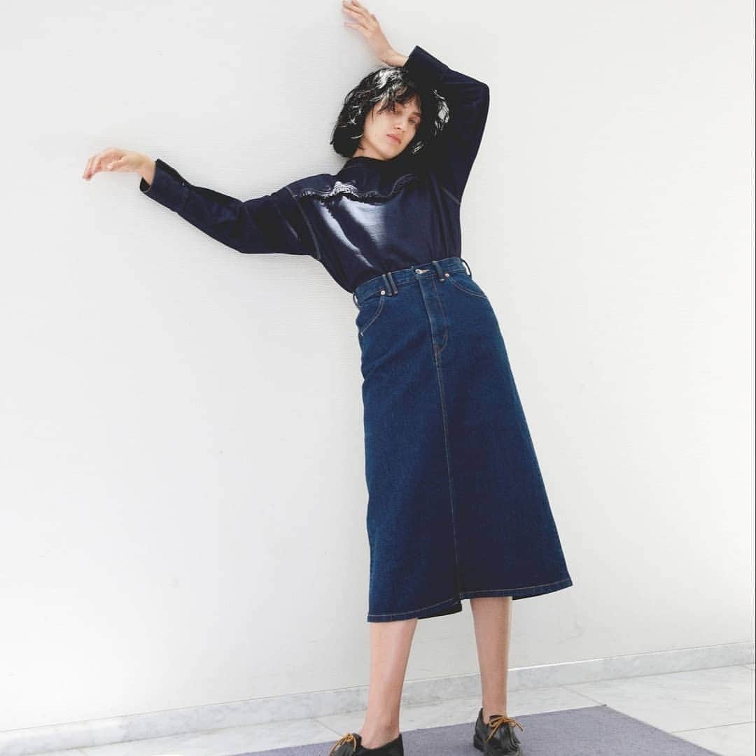 Moname Official Instagramさんのインスタグラム写真 - (Moname Official InstagramInstagram)「. きれいなシルエットをそのままに、 着回し力抜群の定番デニムスカート！ 14ozの厚みのある本格的なデニム生地を 使用したAラインスカートです。 深めの後ろスリットで脚さばきもよく、 歩き姿もキレイに魅せてくれます。 . Standard Denim Skirt No.41193032 Color. MBL ¥15,000 +tax . height 163cm #moname #モナーム #moname_code #19AW #デニムコーデ #denim #jeans #ootd #デニム #モテデニム #デニム女子 #パンツ #カジュアルコーデ #シンプルコーデ #着回しコーデ #今日のコーデ#ママコーデ #ママファッション #おちびコーデ #着画 #ラフコーデ #きれいめコーデ #ワイドパンツ #秋コーデ #高見えコーデ #着回し #160cm #パリジェンヌ #パリジャン #大人女子」11月29日 18時22分 - moname.official