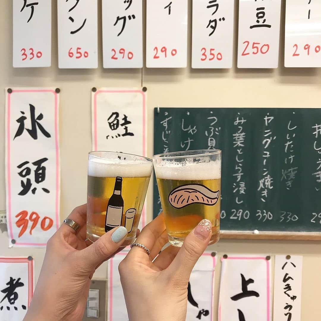 isutaさんのインスタグラム写真 - (isutaInstagram)「せっかく行くなら「安い・美味しい・かわいい」の言うことなし映え居酒屋に行きたい！ . . お気に入りのカフェやお出かけスポットでかわいい写真を撮ってSNSにポストすることはあっても  居酒屋の写真を載せる女の子はあまりいないですよね…。 . . そんなおしゃれ女子たちの常識を覆すような、かわいい居酒屋がどんどん登場しているんです♡ . . そこで今回は、居酒屋にも“かわいい”は譲れない！という女の子たちに向けて . 東京・関西のおすすめのお店を6つピックアップしてご紹介します♩ . . ①立ち飲み 海【大阪・梅田】 ②大衆酒場 ひまわり【東京・渋谷】 ③テンマスタンドコバチ【大阪・天満】 ④みぞぐ【大阪・日本橋】 ⑤sodaup【兵庫・元町】 ⑥しゃけスタンド【東京・代田橋】 . . どの居酒屋も1度は訪れてみたいほど魅力たっぷり…。 グラスの写真を撮ってSNSに載せれば、ここどこ？と聞かれること間違いなしです♡ . . photo by @tomo__525 @makey1204 @jun_kwmt  @t_d_1007 @a___wimp @___umi62 . . #梅田グルメ #立ち呑み #梅田ディナー #立ち飲み海 #大阪グルメ #天満 #テンマスタンドコバチ #sodaup#ソーダアップ #渋谷居酒屋 #しゃけスタンド #代田橋グルメ#代田橋居酒屋#梅田居酒屋#鮭カレー #立ち飲み屋 #大阪立ち飲み #日本橋グルメ #大阪居酒屋 #レトロ居酒屋 #立ち飲み女子 #難波居酒屋 #難波グルメ #難波カフェ #なんば飲み #なんばグルメ #みぞぐ #日本橋グルメ #大人のクリームソーダ  #しゃけスタンド#映え酒 #大衆酒場ひまわり」11月29日 18時24分 - isuta_jp