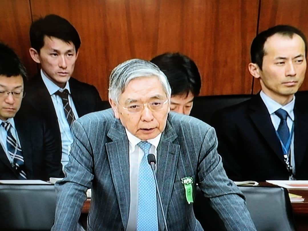 海江田万里さんのインスタグラム写真 - (海江田万里Instagram)「「桜を見る会」に関する疑惑をめぐり、政府与党から十分な対応が得られないと、今日は朝から共同会派と共産党は国会審議に応じていませんでしたが、午後から正常化され、引き続き財務金融委員会が開催されました。 今日は、日本銀行黒田総裁から「通貨及び金融の調節に関する報告書」について説明聴取を行った後、質疑が行われ、私も質問に立ちました。 私からは①ポリシーミックスについて②マイナス金利について③国債・ETFの大量購入について④財政民主主義についてを質しました。 詳しい議論の中味は、衆議院のホームページから、本日の財務金融委員会ライブラリーをご覧ください。  #立憲民主党　#衆議院議員　#海江田万里　#財務金融委員会」11月29日 18時25分 - kaiedabanri