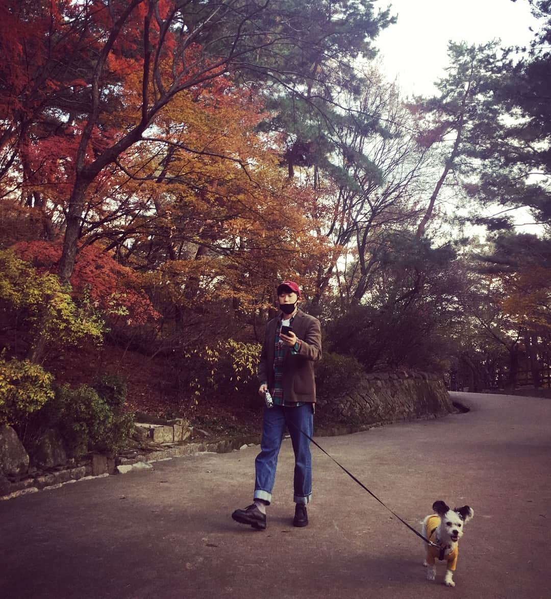 ミン・ジヌンのインスタグラム：「빨리가자 콤마, 초콜릿 봐야한단말이다🐾🍂🍫」