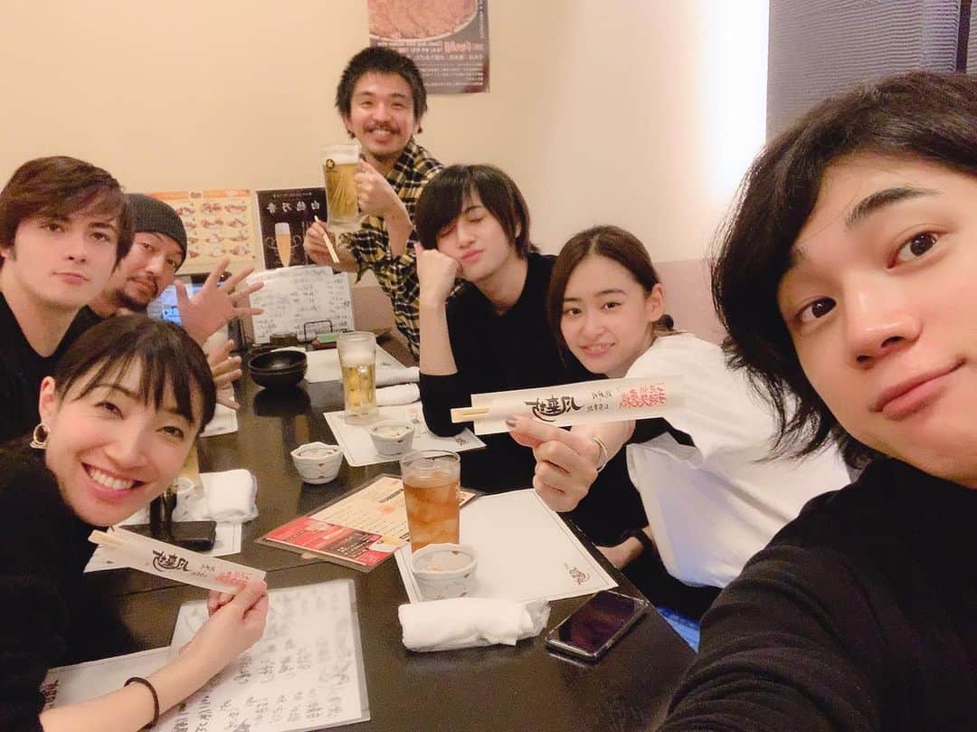冨森ジャスティンのインスタグラム：「レッズ敗戦からようやく立ち直ってきた！ 名古屋公演2日目、行ってまいります！ 手羽先うまかったー😋 #タクフェス #流れ星」