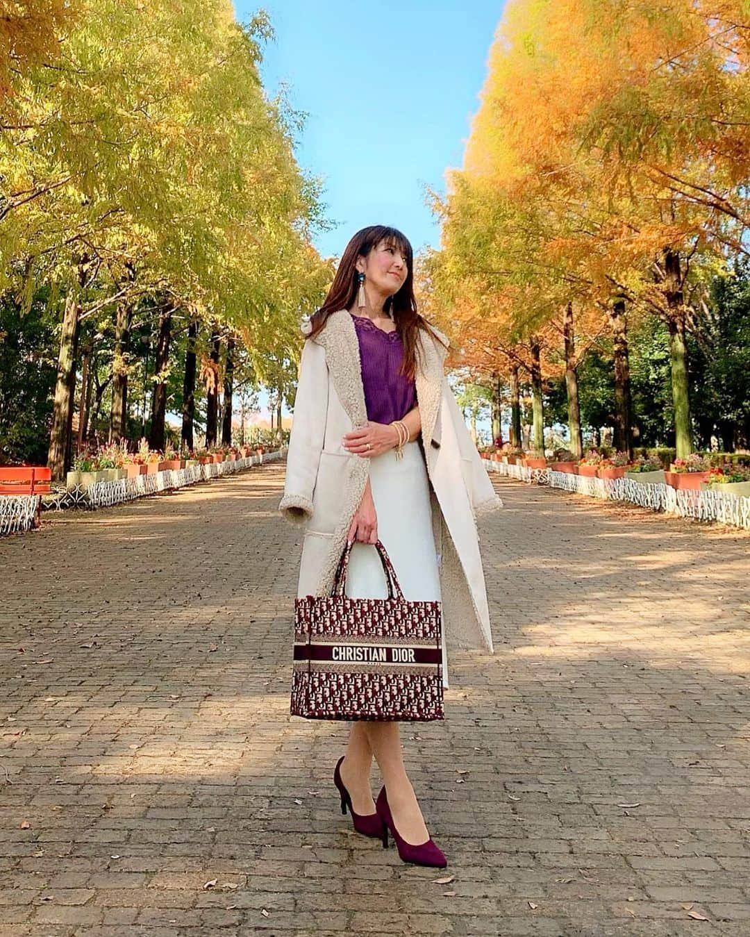 mii_stagramさんのインスタグラム写真 - (mii_stagramInstagram)「🍂🍁🌾🍄 . 今日もお疲れ様🙋‍♀️💕 . 先日アウトレットへ行く途中に 急遽寄った公園⛲️ . もう11月も終わりだけど秋探し🔎 今年は #外苑前いちょう並木  行きそびれたから  #いちょう並木風‪ . 実際は#メタセコイア並木  ꉂꉂ😆 お天気良い日だったので アウターの中に着ていた カーデ脱いでも暑いぐらい🔥 . 裏ボアが可愛いコートは @real_cube cube  #リアルキューブ 柔らかくて着心地が良くて 軽いから脱いで持ち歩いても 苦にならないの〜🎶🎶 他のカラーも可愛かったなぁ💕💕 . . @ex.3jsb.tiamo  よっちゃん❤ 素敵に撮ってくれてありがとう🙋‍♀️ . . . 🎅🏻多忙につきお返事とご訪問が 追い付きません😭🙏💕 . . . pierce プロデュース作品 @miyuki.0419.karemari . . . @real_cube  #REALCUBE #REALCUBEfashionista #ファッション#コーデ#シンプルコーデ #きれいめコーデ#きれいめファッション #着回しコーデ #大人カジュアル#きれいめカジュアル#カジュアルファッション #プチプラコーデ #大人可愛い#大人女子#40代コーデ#40代ファッション#コート#ホワイトコーデ#ハンドメイドアクセサリー#ハンドメイドピアス#おしゃれさんと繋がりたい #紅葉#散歩#カフェ巡り #ポートレート#インフルエンサー ✩ ⋆ ✩ ⋆ ✩ ⋆ ✩ ⋆ ✩﻿ ⋆ ✩ ⋆ ✩﻿ 見て下さった方 ♡thank ÿ٥ϋ(*Ü*)♡」11月29日 18時31分 - miyuki.0419.karemari