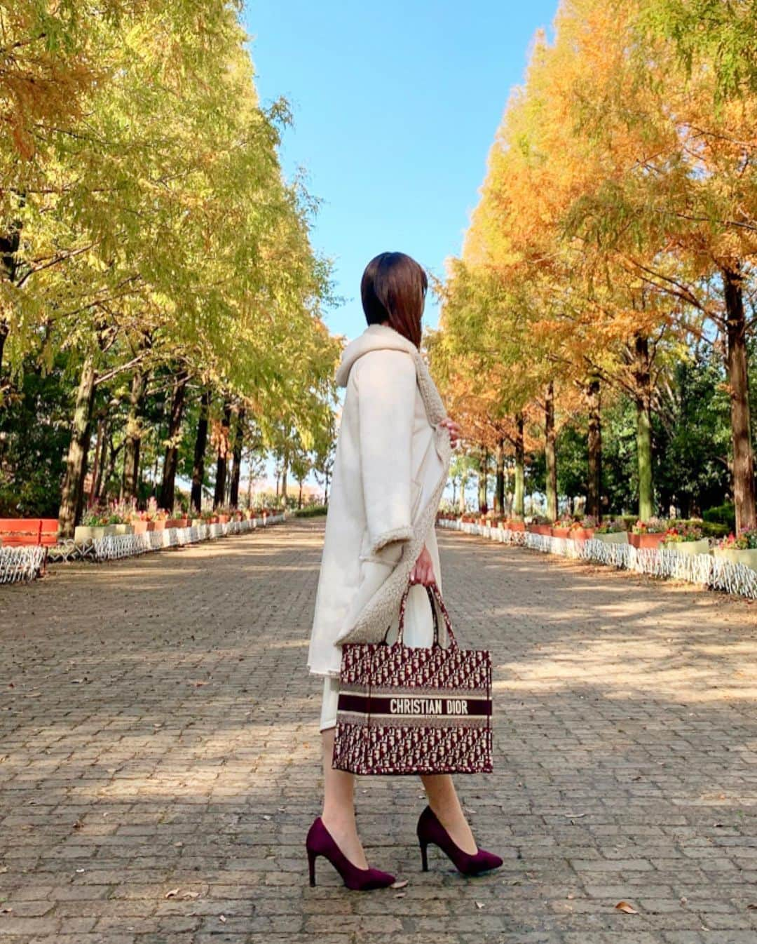 mii_stagramさんのインスタグラム写真 - (mii_stagramInstagram)「🍂🍁🌾🍄 . 今日もお疲れ様🙋‍♀️💕 . 先日アウトレットへ行く途中に 急遽寄った公園⛲️ . もう11月も終わりだけど秋探し🔎 今年は #外苑前いちょう並木  行きそびれたから  #いちょう並木風‪ . 実際は#メタセコイア並木  ꉂꉂ😆 お天気良い日だったので アウターの中に着ていた カーデ脱いでも暑いぐらい🔥 . 裏ボアが可愛いコートは @real_cube cube  #リアルキューブ 柔らかくて着心地が良くて 軽いから脱いで持ち歩いても 苦にならないの〜🎶🎶 他のカラーも可愛かったなぁ💕💕 . . @ex.3jsb.tiamo  よっちゃん❤ 素敵に撮ってくれてありがとう🙋‍♀️ . . . 🎅🏻多忙につきお返事とご訪問が 追い付きません😭🙏💕 . . . pierce プロデュース作品 @miyuki.0419.karemari . . . @real_cube  #REALCUBE #REALCUBEfashionista #ファッション#コーデ#シンプルコーデ #きれいめコーデ#きれいめファッション #着回しコーデ #大人カジュアル#きれいめカジュアル#カジュアルファッション #プチプラコーデ #大人可愛い#大人女子#40代コーデ#40代ファッション#コート#ホワイトコーデ#ハンドメイドアクセサリー#ハンドメイドピアス#おしゃれさんと繋がりたい #紅葉#散歩#カフェ巡り #ポートレート#インフルエンサー ✩ ⋆ ✩ ⋆ ✩ ⋆ ✩ ⋆ ✩﻿ ⋆ ✩ ⋆ ✩﻿ 見て下さった方 ♡thank ÿ٥ϋ(*Ü*)♡」11月29日 18時31分 - miyuki.0419.karemari