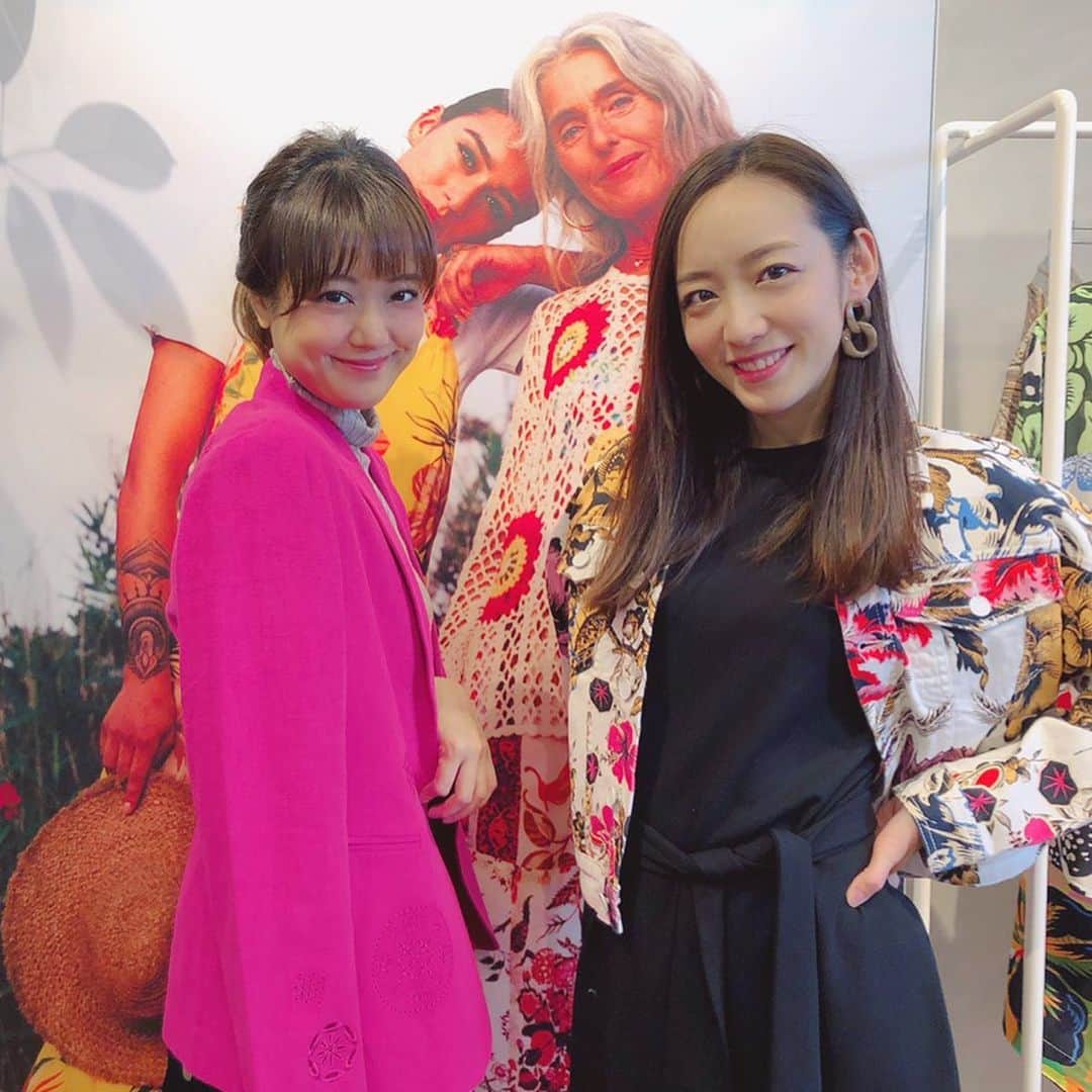 我謝レイラニのインスタグラム：「#desigual の春夏のコレクション可愛かったよ♡ 今日はとっても寒かったけどカラフルでウキウキしちゃった(´∀｀) からの teddys bigger burgers🍔昼からボリューム満点だったわ💯 #デシグアル #春夏コレクション  早く春が来ないかな〜🌸」
