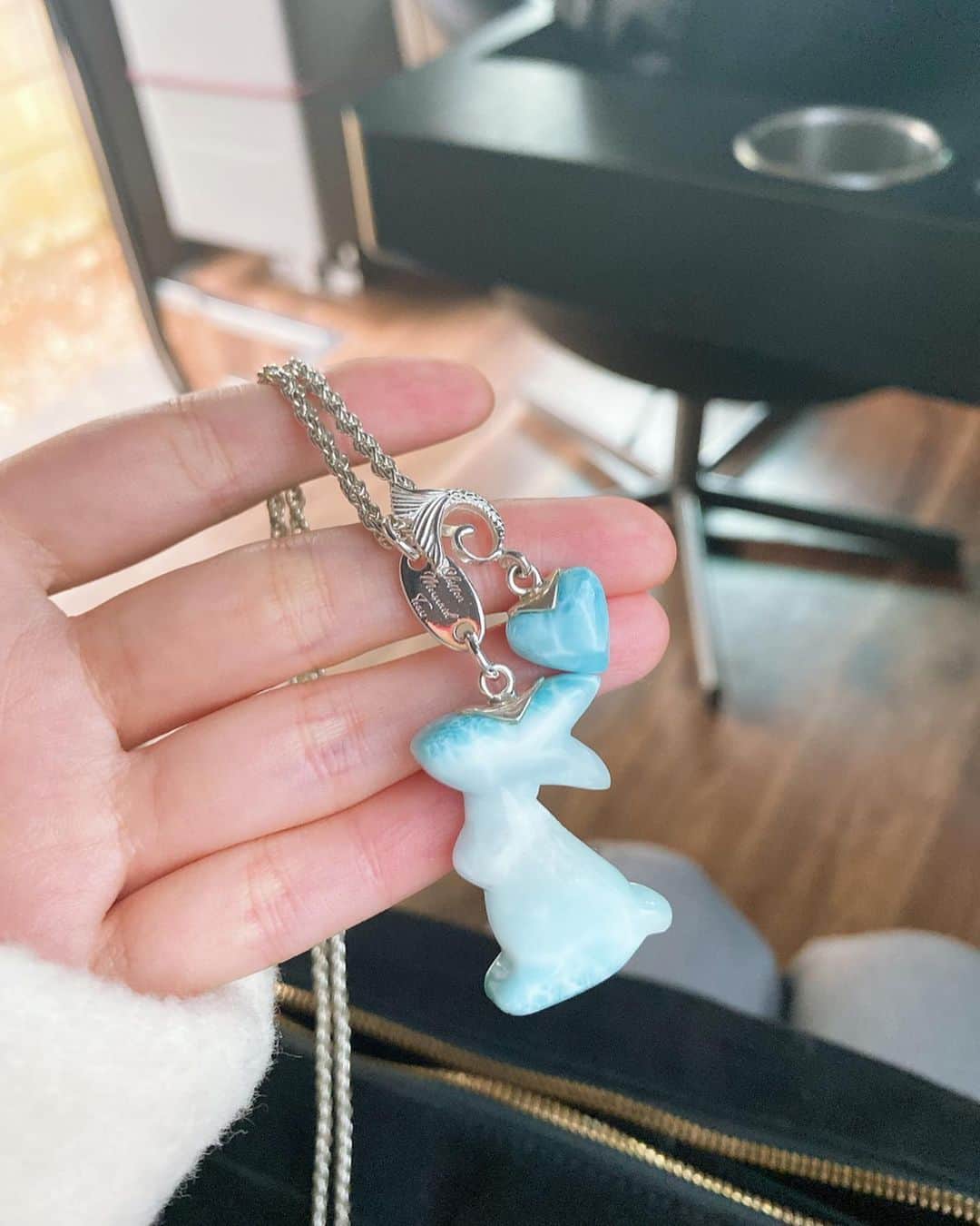 葉月祥子のインスタグラム：「私の大好きな天然石、ラリマー✨🐬﻿ (別名ブルーペクトライト)﻿ ﻿ ﻿ ﻿ その中でも第一線を走り続けている @chiffon45 さんの、うさぎラリマー💕﻿ ﻿ ﻿ ﻿ シフォンさんの🐰ラリマーは、アップされても秒速で売り切れてしまう幻のもの✨ ﻿ ﻿ ﻿ 場所によって硬度が違うラリマーを、この形に研磨するのはとても難しく高い技術がいる作業で、﻿ ﻿ 可愛らしくみえますが実物はとてもとても美しいんです✨﻿ ﻿ ﻿ それと、シフォンさんオリジナルのマーメイドバチカンのプチハート💓🧜‍♀️ ずっと欲しくて、欲しくて欲しくて笑﻿ ようやくご縁を頂けました♪﻿ ﻿ ﻿ ﻿ シフォンさん　@chiffon45 とラリマーシルバー  @larimarandsilver さんのデザインは、新作出す度に真似されてしまうのだけど、やっぱり本物の持つ美しさが全然違うの。﻿ ﻿ Larimar界のシャネルやエルメスだと私は思っています✨😌 ﻿ ﻿ ﻿ ﻿ 海が大好きだけど、いつも行けないから、﻿ 海を閉じ込めた様なラリマーを見て、撮影現場でもいつも癒されています☺️✨🏖 ﻿ ﻿ ﻿ ﻿ さすが世界三大ヒーリングストーン🐬✨ I Love Larimar💓﻿ ﻿ ﻿ ﻿ ﻿ #撮影のおとも #ラリマー #larimar #癒し #天然石 #天然石アクセサリー #世界三大ヒーリングストーン #ブルーペクトライト #ラリマーうさぎ #chiffon45 #葉月祥子」