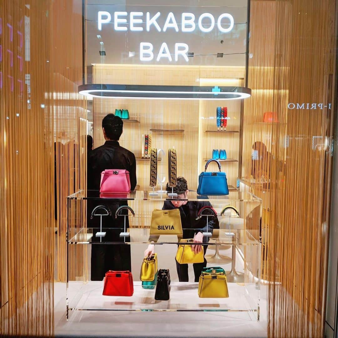 滝沢眞規子さんのインスタグラム写真 - (滝沢眞規子Instagram)「@fendi ⭐️PEEKABOO BAR⭐️ ミニピーカブーのカラーとマテリアルを選んで、その場で好きなハンドルを組み合わせることができるイベント⭐️ さらにSTRAP YOU と 、専用カバー DEFENDER も選ぶと約40000通りから自分だけのバッグに⭐️ DEFENDERにはその場で刺繍も入れられます⭐️ 私は ✔︎BLACKのパテントにグリーンのパイピングのPEEKABOO ✔︎クリアハンドル ✔︎BLACKのストラップ ✔︎DEFENDERにはピンクの刺繍でイニシャル に決定💕 決めたらその日に持ち帰れるのも嬉しい⭐️ 期間：  11月30日～ 12月15日 場所：  FENDI GINZA SIX #fendipeekaboobar」11月29日 18時34分 - makikotakizawa