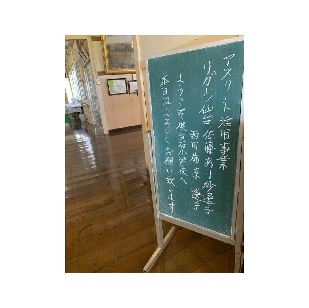 佐藤あり紗さんのインスタグラム写真 - (佐藤あり紗Instagram)「. . . 2019年11月27日 西多賀小学校（母校） . 2019年11月28日 根白石小学校 . にて、体育の時間にバレー教室を やらせてもらってきました🏐 . 根白石小学校の生徒の皆さんは 運動神経が良くびっくりしました👏 . 西多賀小学校では、オリンピックの時に 壮行会を開いていただいたり、 学校にわたしのブースを作ってくださっています🙇‍♀️ また、一月に、西多賀小学校では 講演会をやらせてもらうことになっています💕 . . #佐藤あり紗　#バレーボール　#佐藤あり紗バレー教室」11月29日 18時38分 - arisa_chu