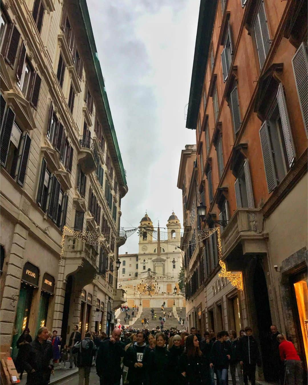 ELLE Czechさんのインスタグラム写真 - (ELLE CzechInstagram)「Buongiorno da Roma. Vypadá to na hezký víkend. Jaké jsou vaše oblíbená #placetobe __ #ELLEczech #ELLEtraveldiaries #weekendvibes #hotspot #Roma #pizzatime」11月29日 18時38分 - elleczech