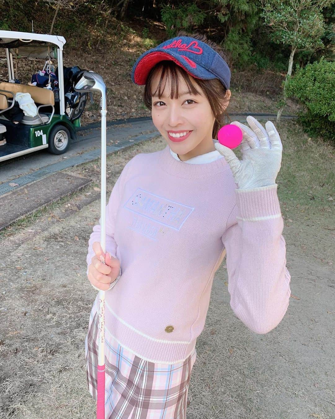 石倉侑芽さんのインスタグラム写真 - (石倉侑芽Instagram)「. . 今週2回目のゴルフ⛳️💓 ぽかぽか天気で最高のゴルフ日和でした✨ . 今日のスコアは125🏌️‍♀️🌈 ３日前は160だったのでかなりの急成長？♡ パーも出したんやよ❣️ 詳しいスコアは @yume_golf に投稿しました💓 . ゴルフウェアは、 サンバイザーから靴下まで全部 @samantha_golf 💕 可愛いウェアが沢山で大好きなのです☺️ . アウターは @oakleyjapan です💫 めっちゃあったかい🥰 . #ゴルフ#ゴルフ女子#ゴルフウェア#ゴルフ初心者#ゴルフコーデ#ゴルフファッション#ゴルフ練習中#ゴルフ場 #golf#ゆめちんコーデ#サマンサゴルフ#ゆめちんゴルフ」11月29日 18時39分 - yume8115