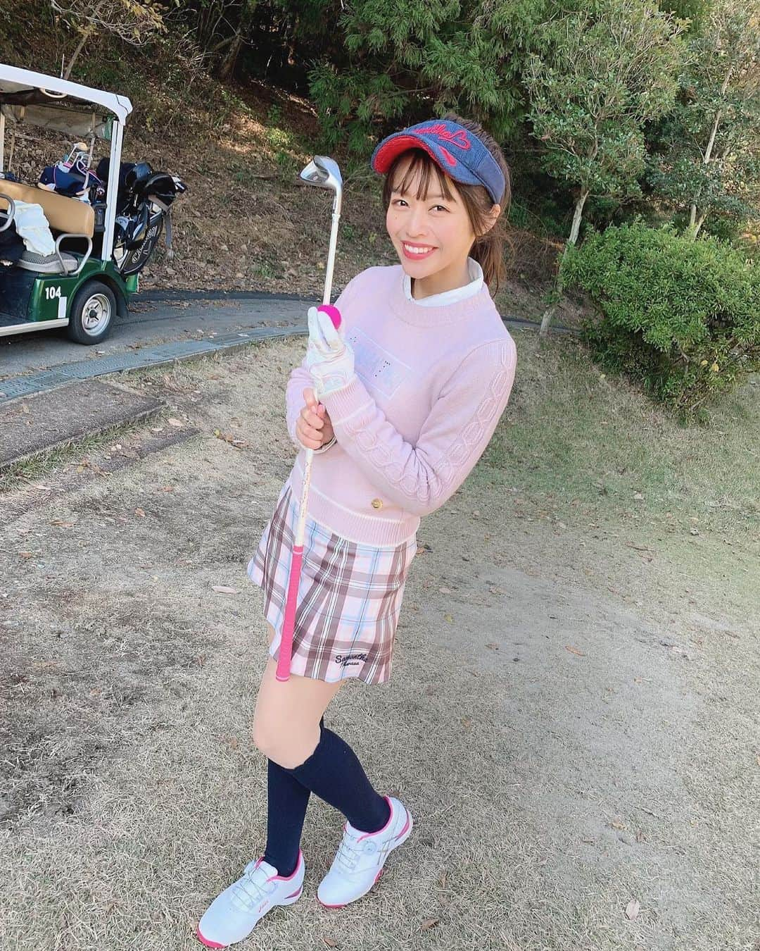 石倉侑芽さんのインスタグラム写真 - (石倉侑芽Instagram)「. . 今週2回目のゴルフ⛳️💓 ぽかぽか天気で最高のゴルフ日和でした✨ . 今日のスコアは125🏌️‍♀️🌈 ３日前は160だったのでかなりの急成長？♡ パーも出したんやよ❣️ 詳しいスコアは @yume_golf に投稿しました💓 . ゴルフウェアは、 サンバイザーから靴下まで全部 @samantha_golf 💕 可愛いウェアが沢山で大好きなのです☺️ . アウターは @oakleyjapan です💫 めっちゃあったかい🥰 . #ゴルフ#ゴルフ女子#ゴルフウェア#ゴルフ初心者#ゴルフコーデ#ゴルフファッション#ゴルフ練習中#ゴルフ場 #golf#ゆめちんコーデ#サマンサゴルフ#ゆめちんゴルフ」11月29日 18時39分 - yume8115