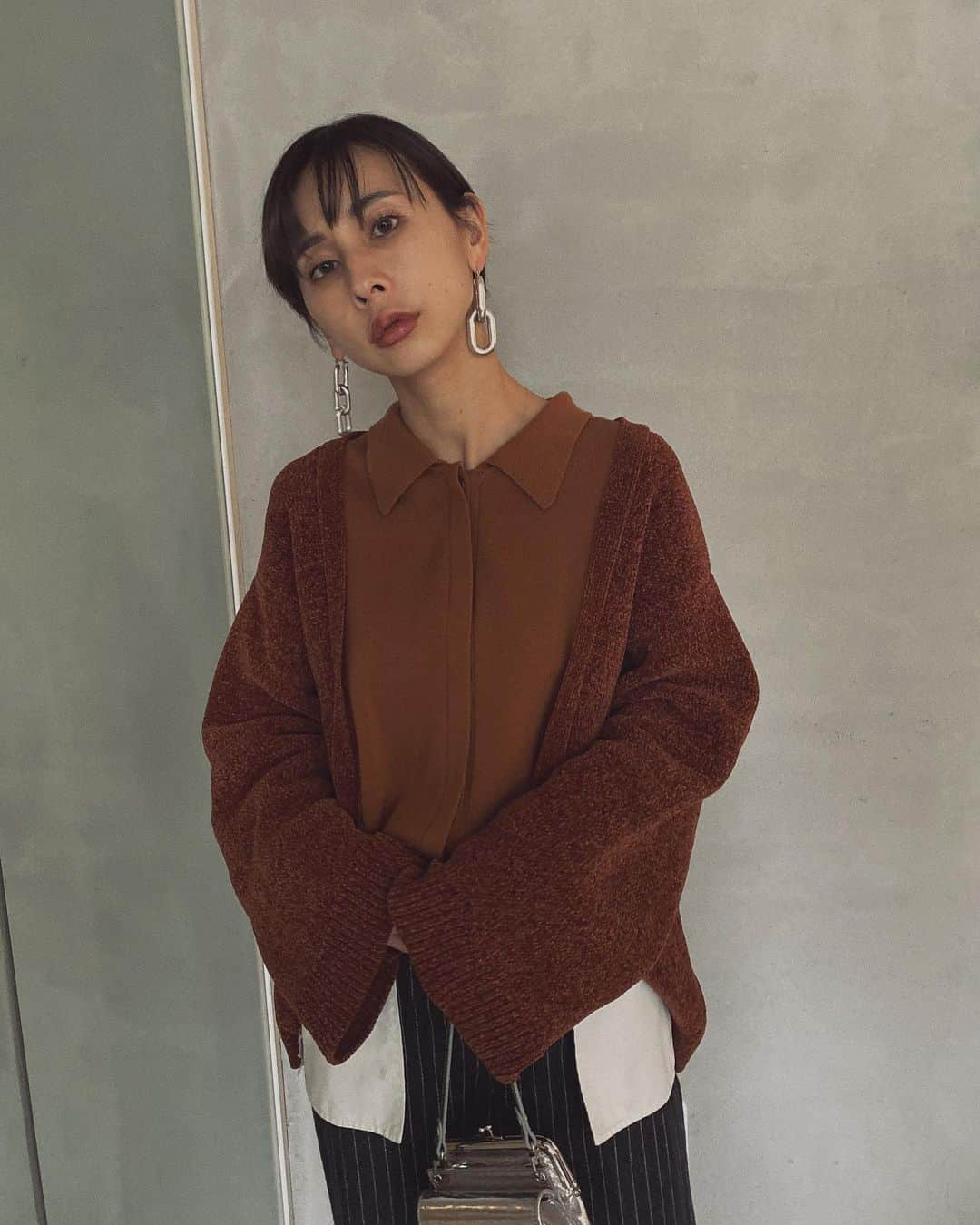 黒石奈央子さんのインスタグラム写真 - (黒石奈央子Instagram)「あめりふく。 . . UNDRESSED FAKE LAYERED CARDIGAN ¥14800+tax 12/3 DENIM COMBINE PT ¥20300+tax 12/10 . . カーディガンドッキングのニットトップスと、これは絶対的に人気が出そうなデニムドッキングのストライプパンツ！ これは絶対買う！ . .  @ameri_shinjuku @amerivintage @ameri_daikanyama @ameri.shinsaibashi #ameri#amerivintage #fashion #vintagefashion #coordinate#ootd#outfit#osanposnap #705_outfit #大人ファッション #大人コーディネート #大人スタイル #modestyle #modefashion#modecasual」11月29日 18時40分 - blackstone705