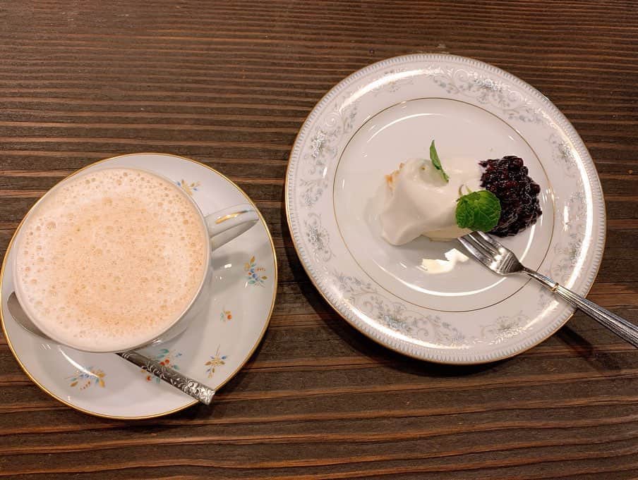 坂東遥さんのインスタグラム写真 - (坂東遥Instagram)「こないだ寒すぎてたまたま入った喫茶店がめっちゃいい感じでわたしの好きな感じすぎた！◯ レアチーズケーキめっちゃおいしかた！🥰 ・ ・ #渋谷喫茶店 #渋谷カフェ #カフェ巡り」11月29日 18時42分 - b.haruka1103