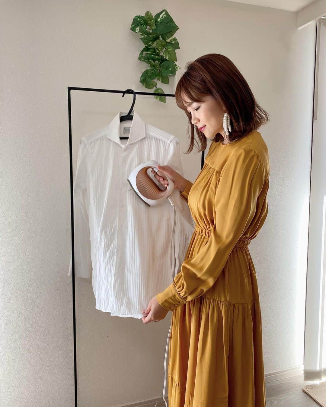 のインスタグラム：「#tfal 👔 ． ． ティファール( @tfal_japan )のスチーマーが毎日大活躍してる✨ これは半分ワイシャツをスチーマーかけた後🤗💓 私の着てる洋服もスチームしたよ🙌💕 アイロンじゃかけにくい洋服もかけれるし、ほんと便利〜😊❣️ ． #ティファール #衣類スチーマー #スチームシュシュ #PR #ティファールの新商品 #ファッション #ハンドブレンダー #離乳食#ママ#２児のママ#主婦#スチーマー#アイロン#家事」