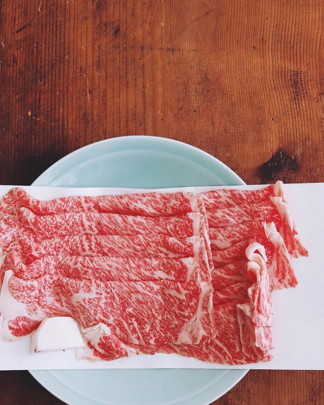 樋口正樹さんのインスタグラム写真 - (樋口正樹Instagram)「sukiyaki beef . 今夜はすき焼きで、 久しぶりの和牛で、 序盤の２、３枚の 片面をよく焼きの 溶き卵に浸したら ひと口で行くのが ほんと大好きです。 野菜などあるけど とにかく肉を堪能！ . 今日はいい肉の日。 ご近所の精肉店で 上質な牛肉を選び 普段よりちと奮発。 . ちなみに味付けは ザラメ、濃口醤油、 さっ、じゅわっと。 . #いい肉の日 #ご馳走 #とちぎ和牛 #A5ランク #和牛 #すき焼き #信頼できる店 #原田畜産 #都立大学グルメ #sukiyaki #sukiyakibeef」11月29日 18時55分 - higuccini