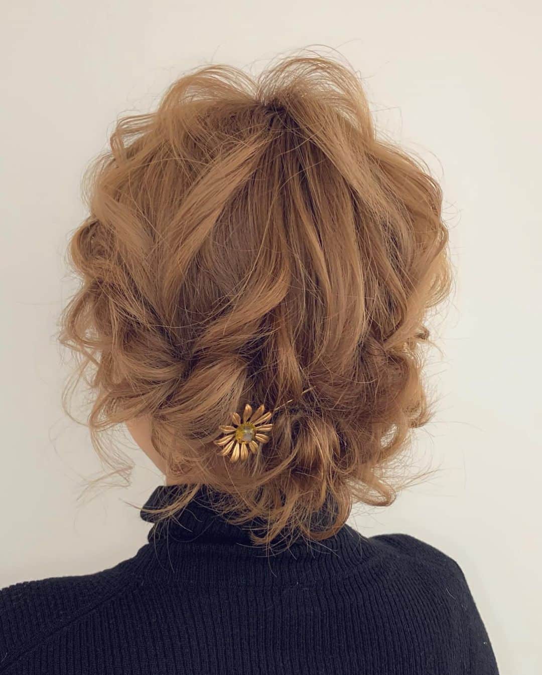 RabichePowのインスタグラム：「#haircamp #rabichepow  ヘアキャンプでたけさんをモデルに @rabichepow.take  ショートヘアアレンジ基礎〜応用まで公開しております❣️ . 普通にバックで作ると毛流れが全て後ろに流れてしまう方 ピニングが苦手な方に是非ご覧頂きたいです❤️ . 基礎は1500円となっておりますので オンラインセミナーが初めての方も 一度見て頂けると幸いです！ よろしくお願いします😊💙 . . オンラインセミナー　@haircamp.jp  ちひろ先生よりコメント  今回は、「RabichePow Basic ベースメイクの基礎 ショートヘア編」のベースメイクを使ったアップアレンジを披露します。  もちろんロングのお客様の方がアレンジの幅は広がりますが、それは当たり前。 ショートのお客様にも様々なご提案が出来るようにレパートリーを増やした方が満足度は間違いなく上がります。  少ない毛量でいかにアレンジを加えていくかの一つのスタイルとして覚えていただけると嬉しいです！ 「RabichePow Basic ベースメイクの基礎 ショートヘア編」を合わせて見ていただければより深く内容を理解できるかと思います。 購入から7日間は何度でも見直しが可能ですので、しっかりと勉強してサロンワークへと落とし込みましょう！  こんなことが身につきます 【ショートアレンジ】 ・バランスの取り方 ・ショートでもレパートリーを増やす考え方 ・頭の形やシルエットを綺麗に整えるためのポイント 【スタイリング】 ・ベースメイクを最大限に利用する考え方 ・キープするためのスプレーワーク ・骨格補正をするためのポイント」
