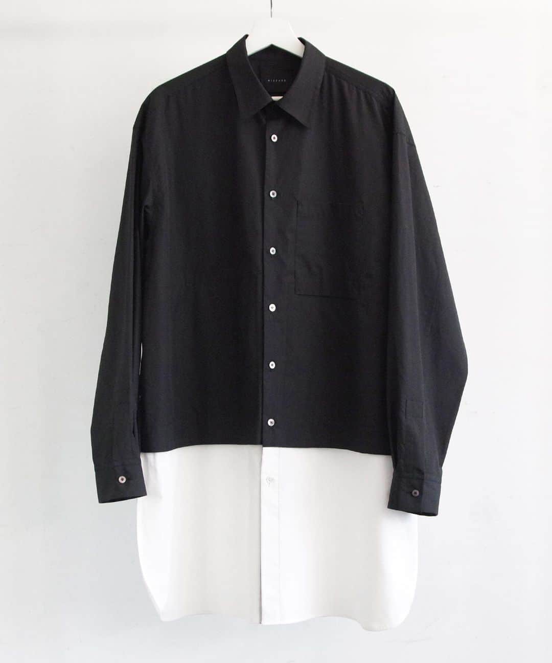 ウィザードのインスタグラム：「WIZZARD  2019 FALL WINTER COLLECTION “INTERACTION”  LONG LAYERED SHIRTS  100/2のブロードを使用。 完全に2重にレイヤリングされた身頃に動きを持たせたデザイン。  また素材の特徴でもあるシルクのようなしなやかな風合いと程良い光沢感が高級感を引き立てています。 季節を選ばないブロード素材がさらりと羽織ることができ、どの季節でも万能に活躍するアイテムです。  IN STOCK  https://wizzard.stores.jp/  #wizzard_fac #wizzard #fashion #tokyofashion #streetfashion #fashionphoto #streetwearbrand #streetwearaddicted #19aw #designersbrand #domesticbrand #tokyofashionweek #2019aw」