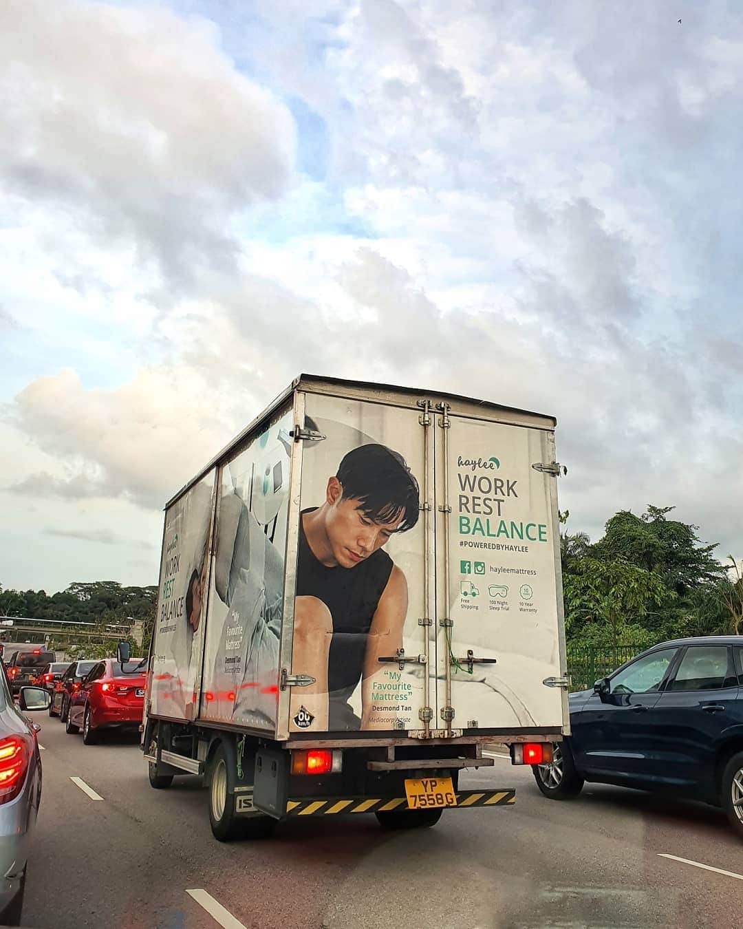 デスモンド・タンのインスタグラム：「Have you seen this truck on the road? That's how I love to say hello to you once a while 😜 Work. Rest. Balance. Have a good and restful weekend!  P.S. Thank you @hayleemattress for delivering my hello to my people on the streets everyday!」