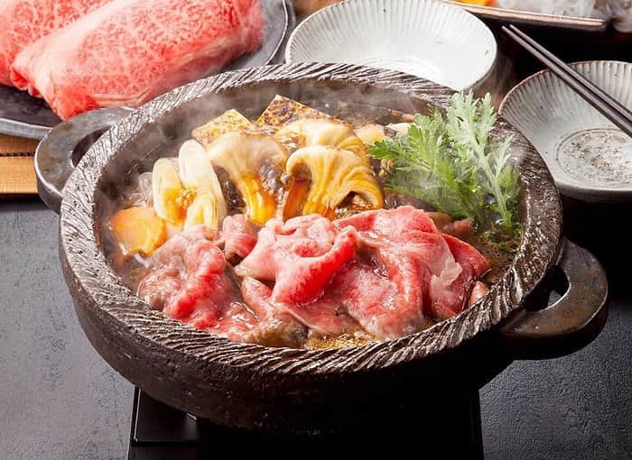 エバラ食品さんのインスタグラム写真 - (エバラ食品Instagram)「#令和最初 の「いい(11)肉(29)の日」がやってきました！ 今日は豪華に、すき焼きはいかがですか♪ . ※詳しいレシピは“おいしいレシピ”で「おもてなし松茸すき焼き」「牛鍋風すき焼き」「みぞれすき焼き」と検索すると、ご覧いただけます。“おいしいレシピ”へはプロフィールのURLからどうぞ！ . #エバラおいしいレシピ #エバラ食品 #おうちごはん #レシピ #料理好きな人とつながりたい #肉の日 #いい肉の日 #肉 #牛肉 #鍋 #すき焼き #すきやき #松茸 #長ねぎ #春菊 #豆腐 #しらたき #にんじん #しいたけ #たまねぎ #きのこ #水菜 #赤味噌 #大根おろし #みぞれ #夜ごはん #デリスタグラム #instafood #foodstagram」11月29日 19時00分 - ebarafoods